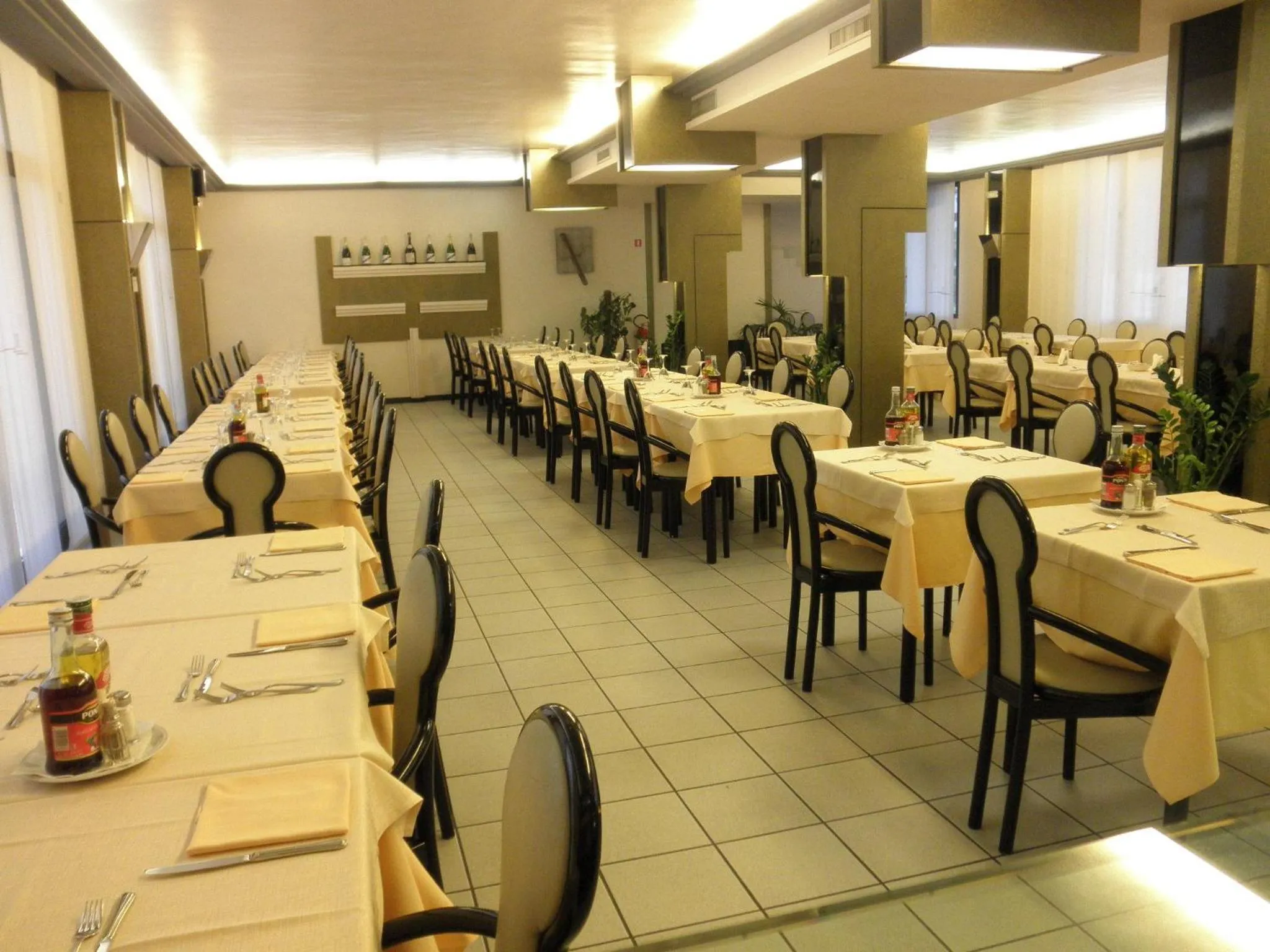 Restaurant/places to eat in Park Hotel