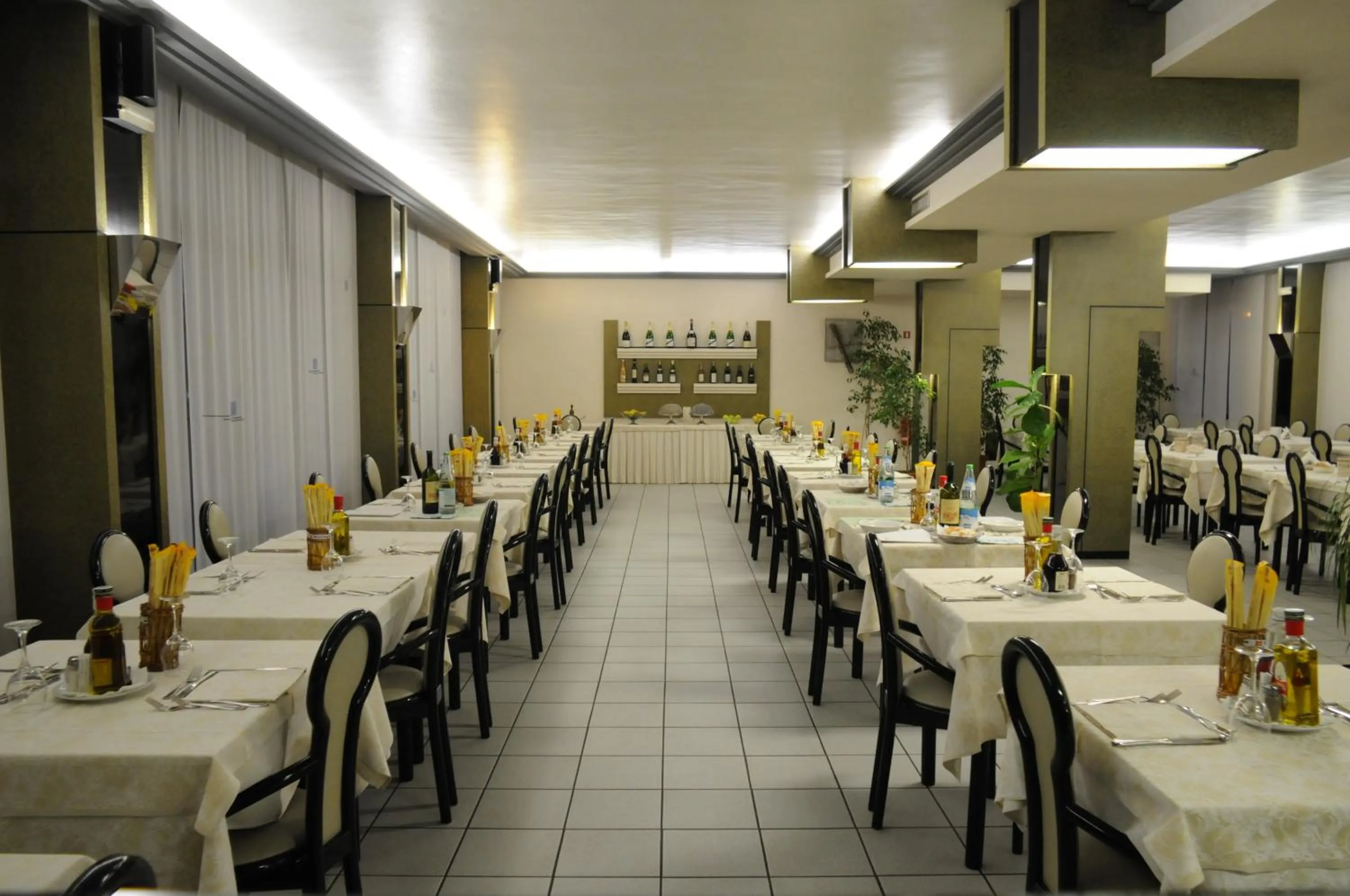 Restaurant/places to eat in Park Hotel