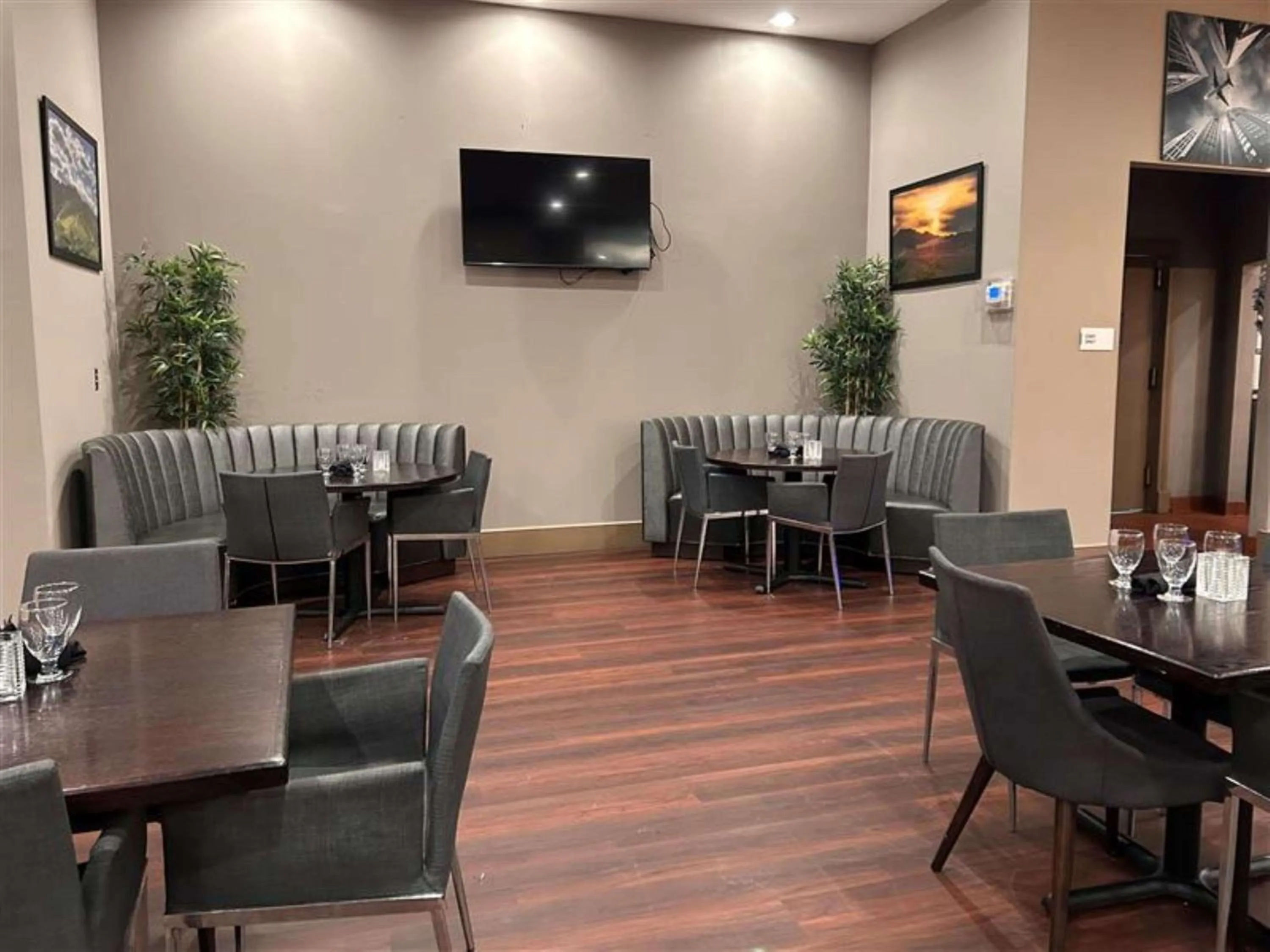 Breakfast in Skyline Hotel Detroit Airport, SureStay Collection by Best Western