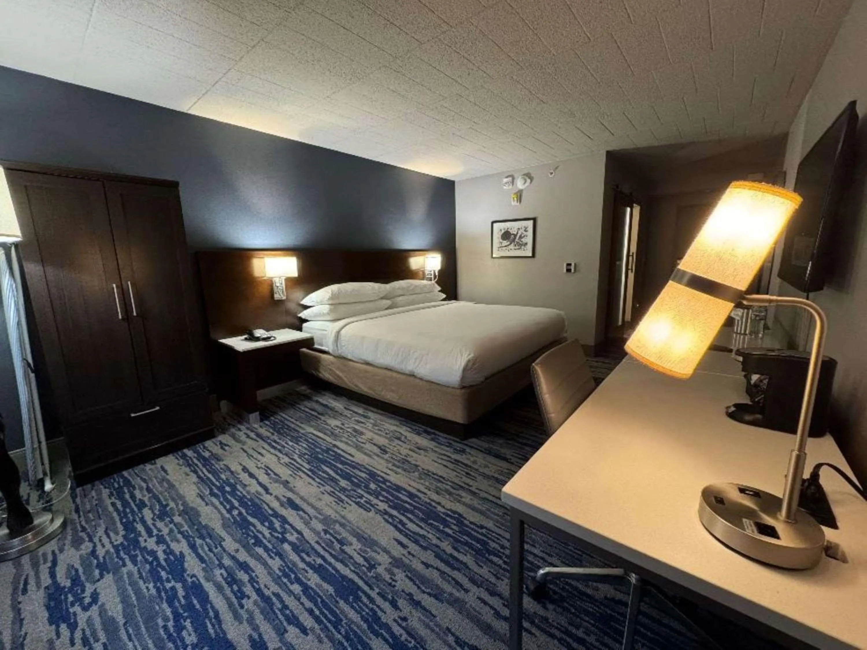 Coffee/tea facilities, Bed in Skyline Hotel Detroit Airport, SureStay Collection by Best Western