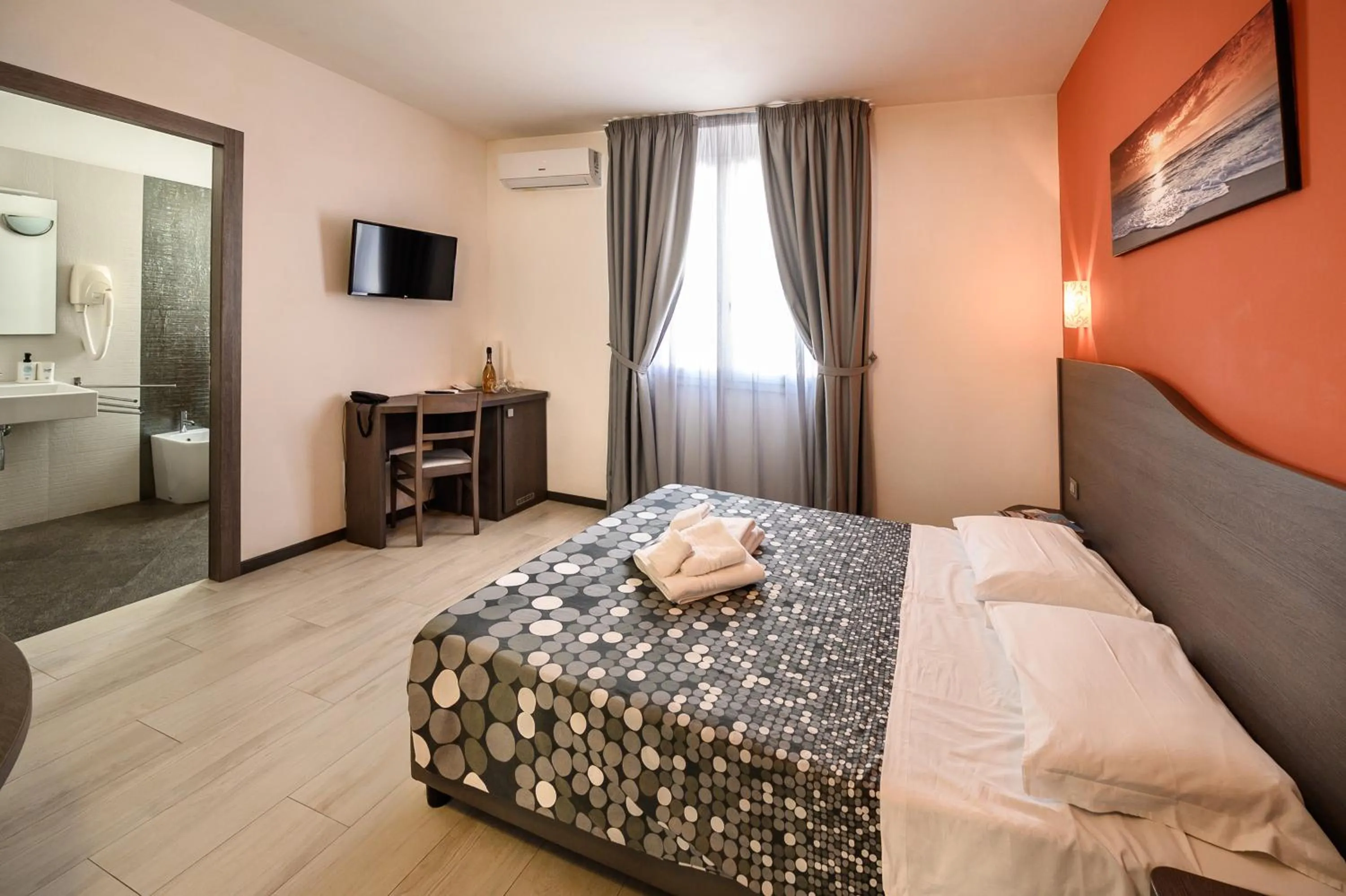 Photo of the whole room, Bed in Hotel Rainbow Resort