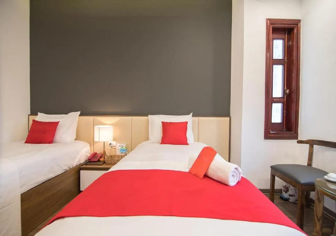 Bedroom in QUEEN'S Hotel