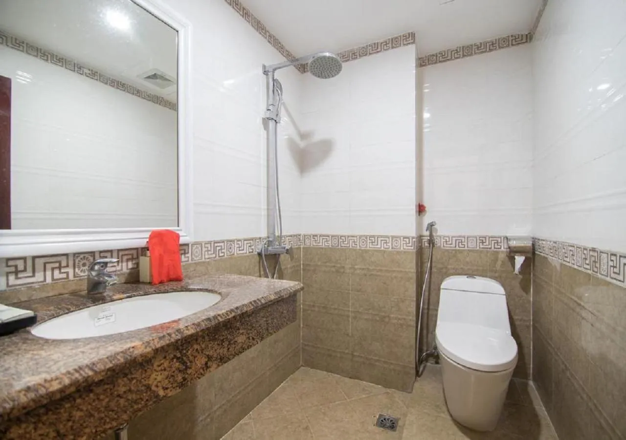 Bathroom in QUEEN'S Hotel