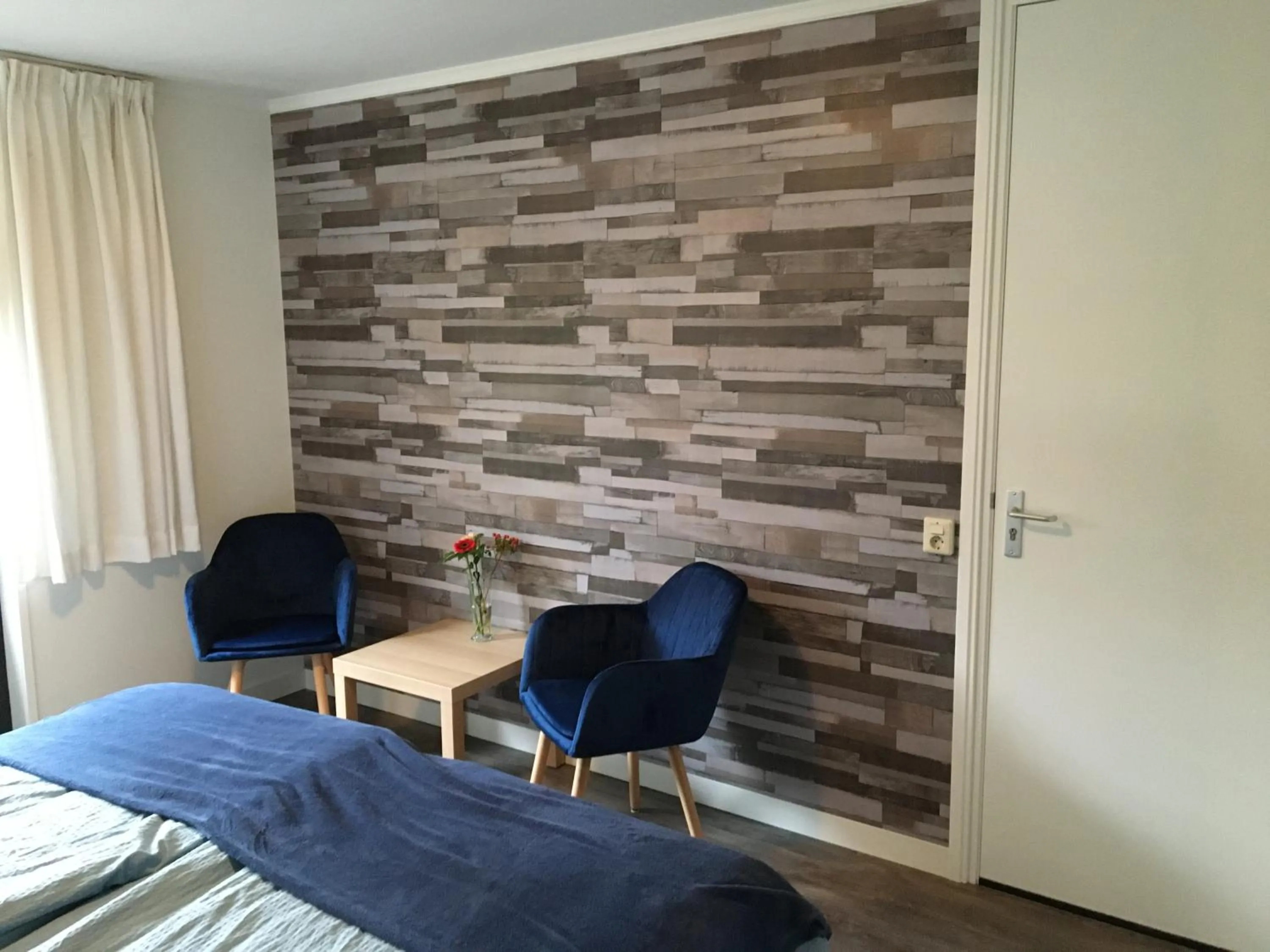 Seating area, Bed in B&B Onder de Molen