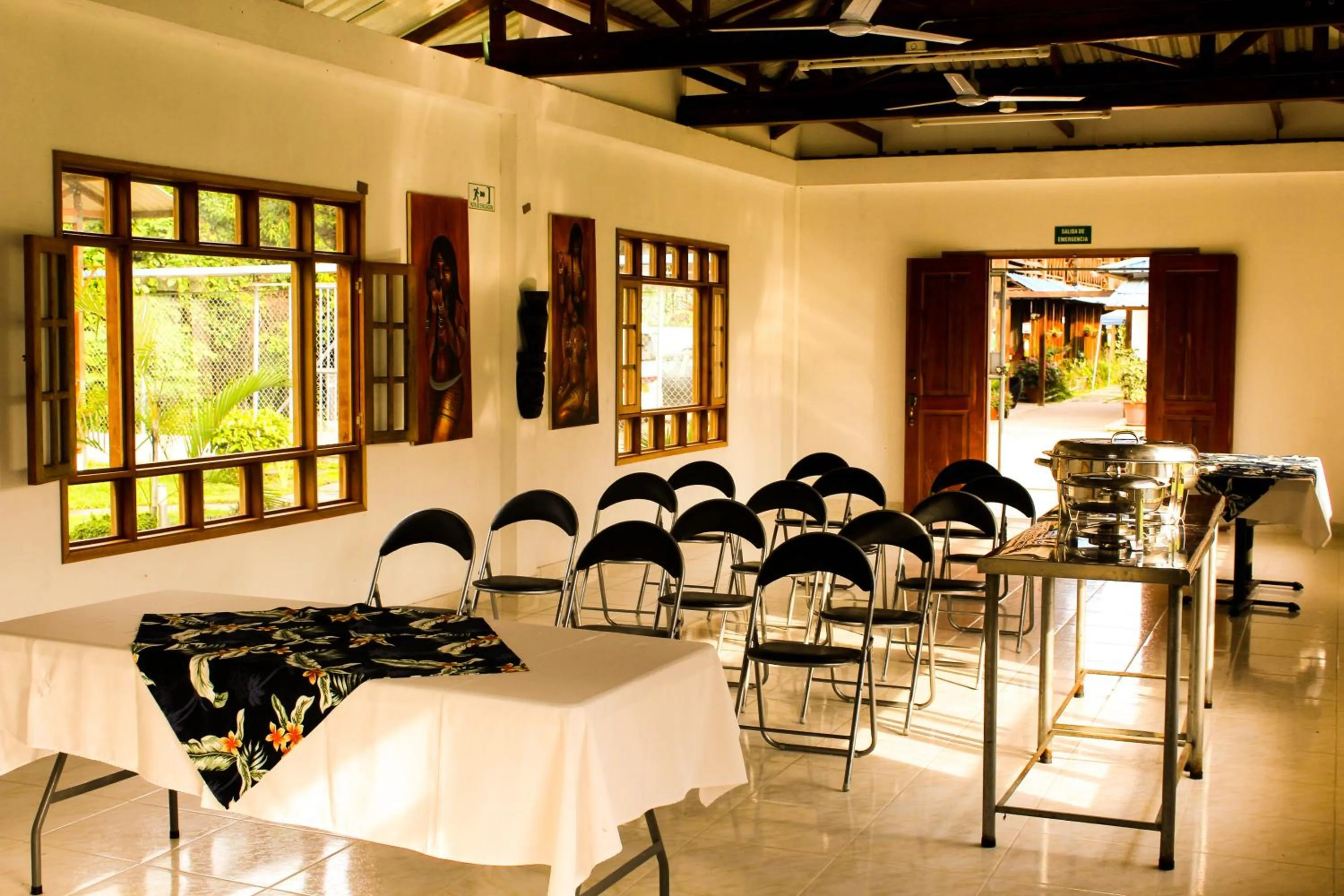 Restaurant/places to eat in Hotel Utüane