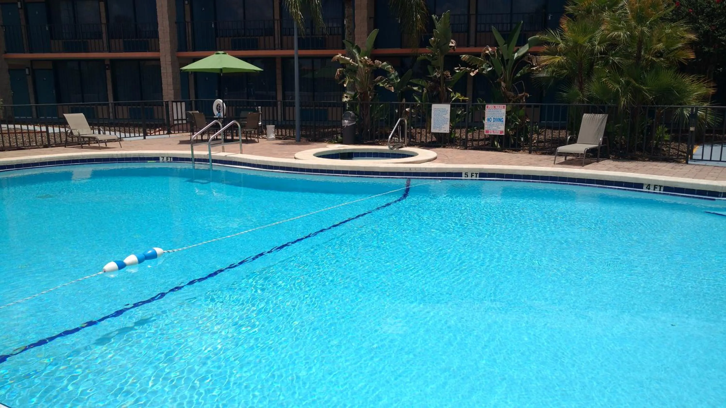 Swimming pool in Rodeway Inn Davenport-Champions Gate