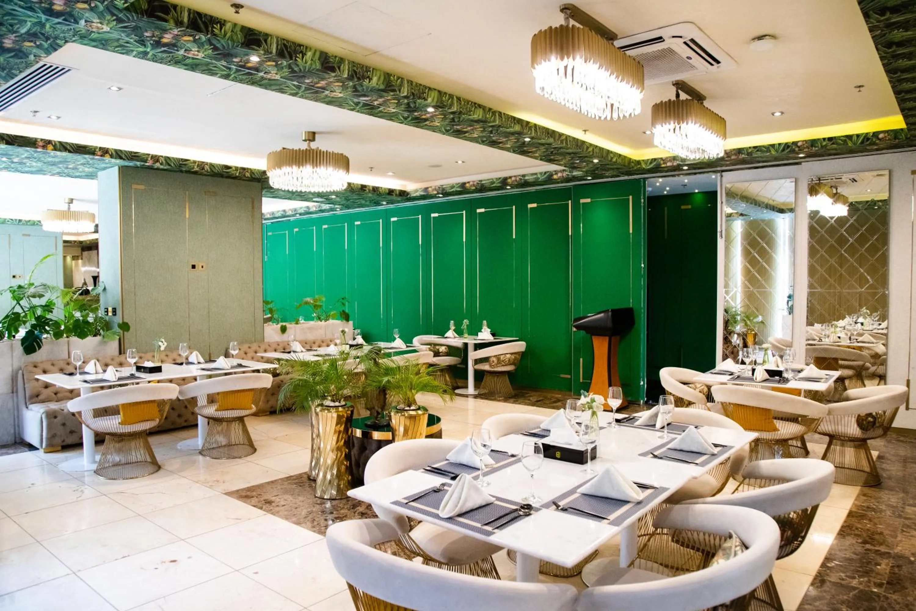 Restaurant/places to eat in Number One Oxford Street Hotel & Suites