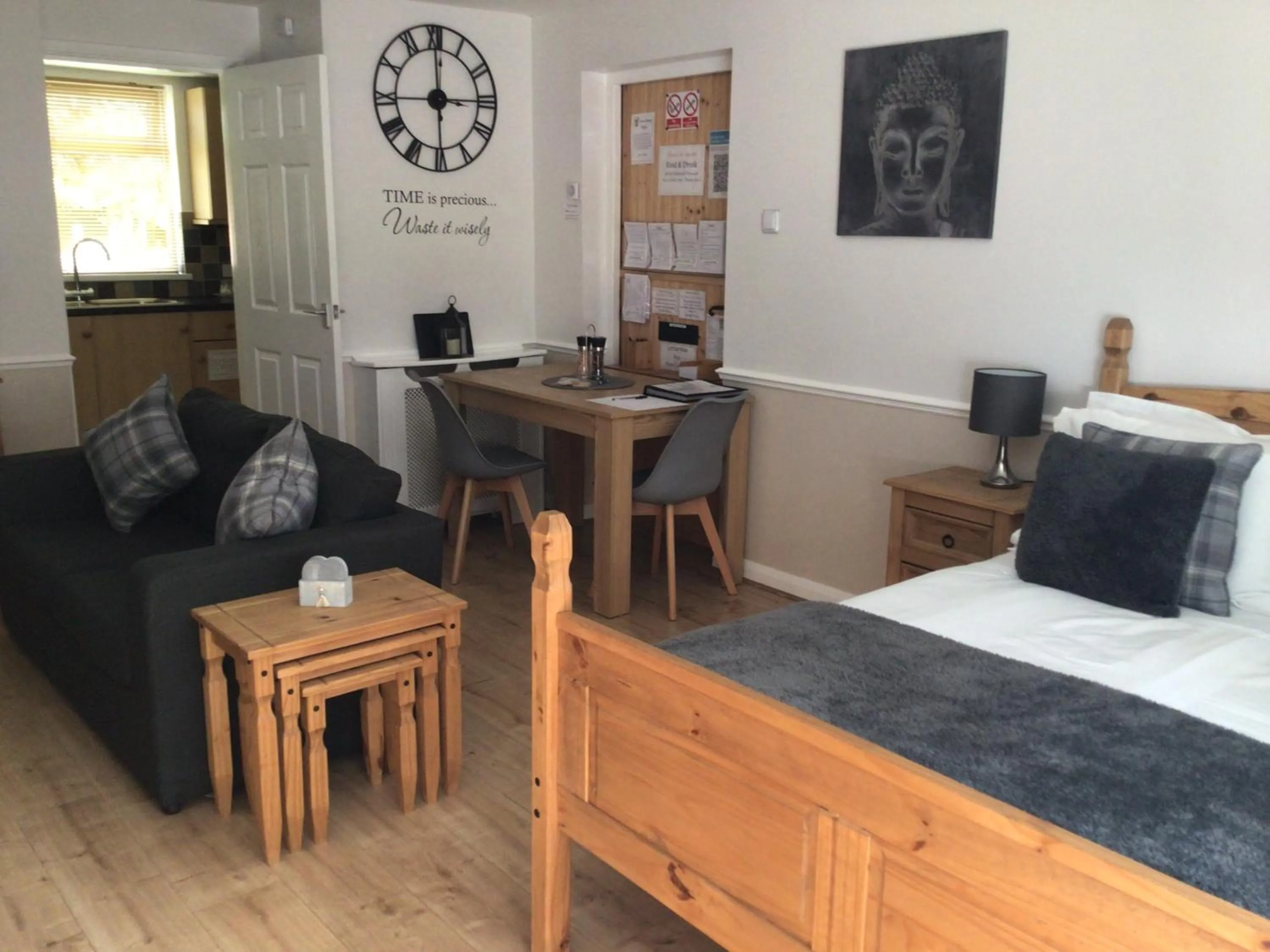 Seating area, Bed in Meerkat Manor