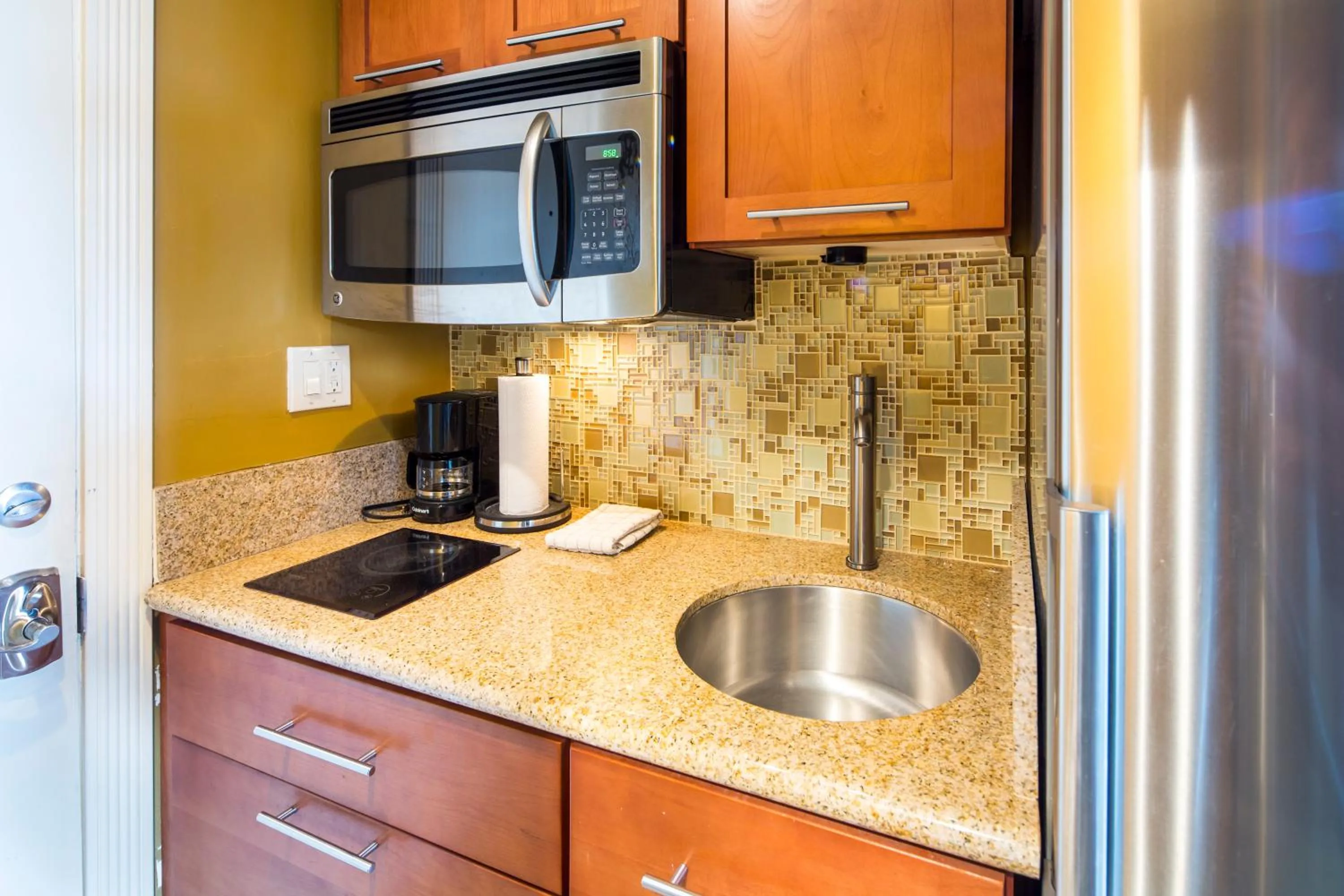 Kitchen or kitchenette in Castle at Waikīkī Grand