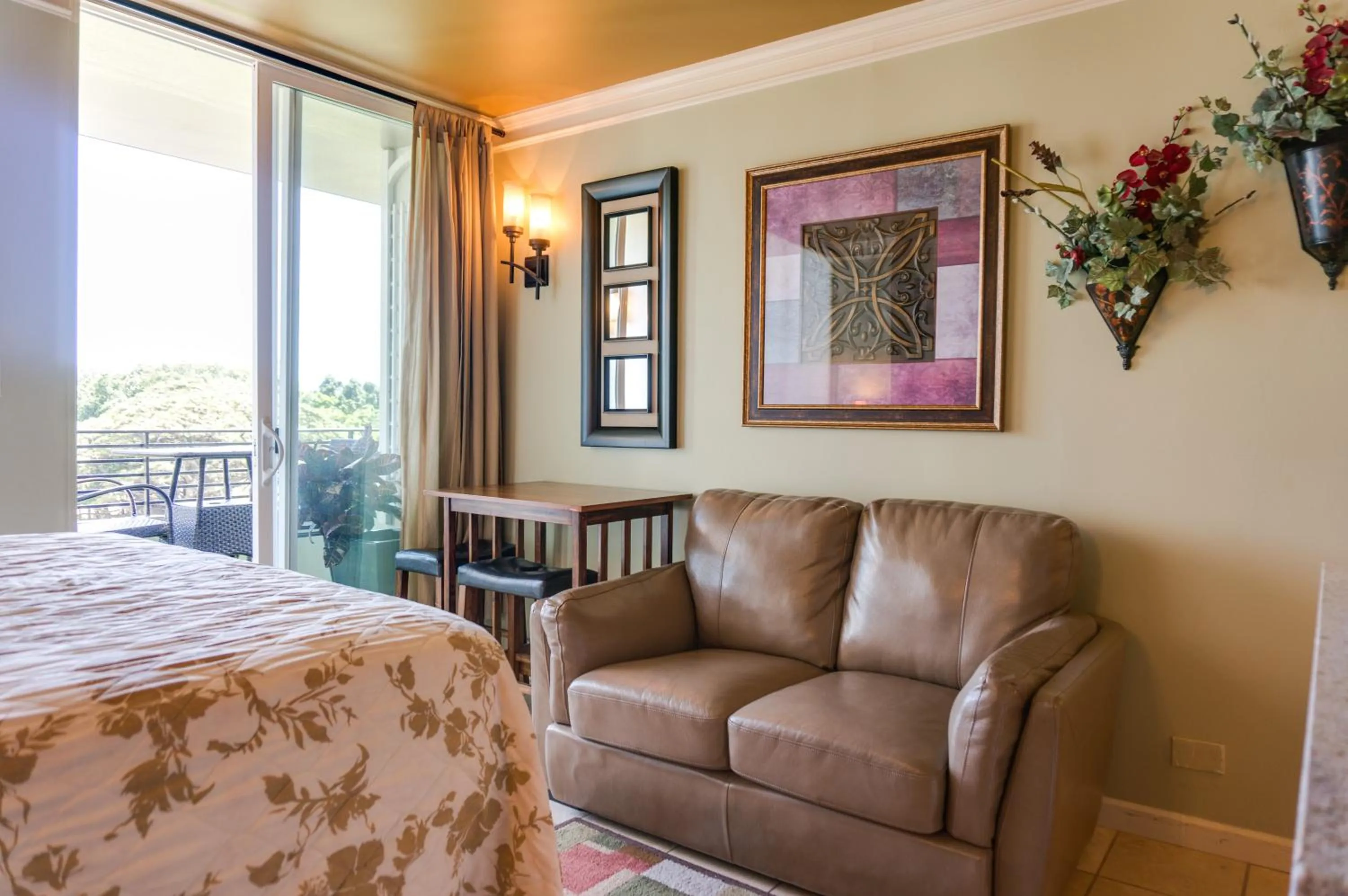 Seating area, Bed in Castle at Waikīkī Grand