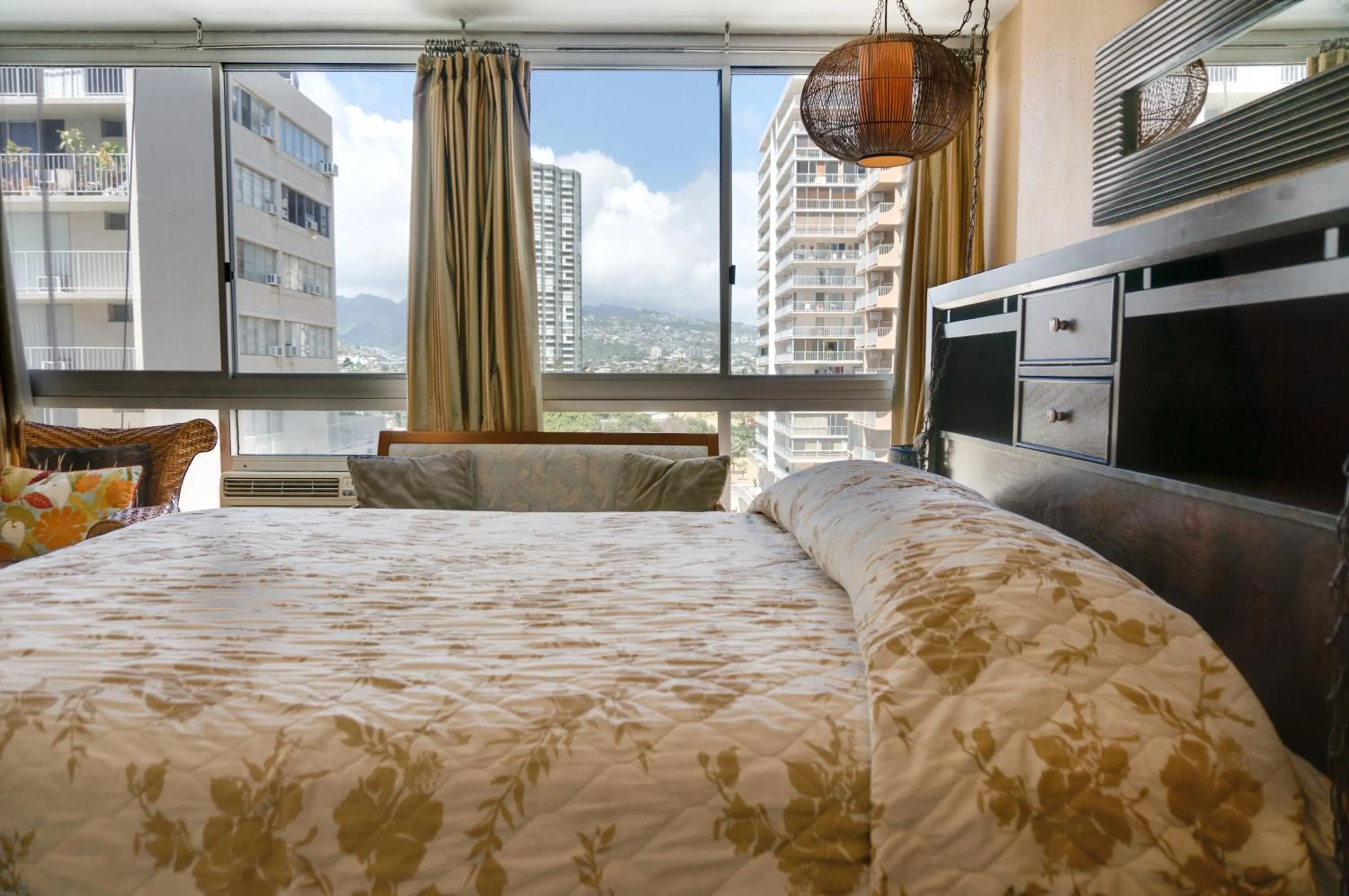 Photo of the whole room, Bed in Castle at Waikīkī Grand