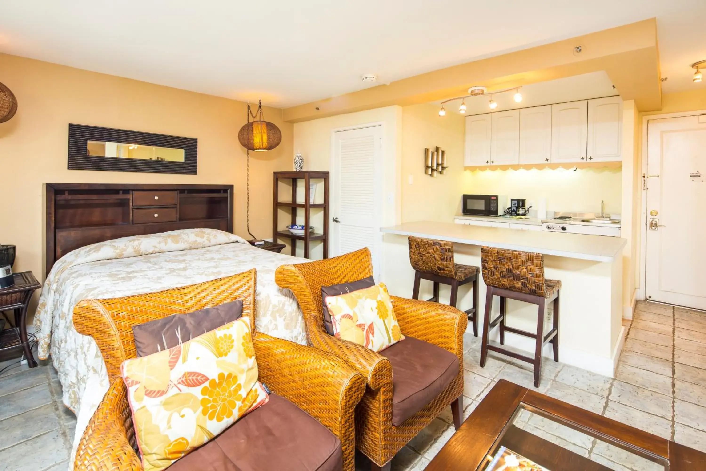 City View Studio with Kitchenette in Castle at Waikīkī Grand City View Studio with Kitchenette in Castle at Waikīkī Grand