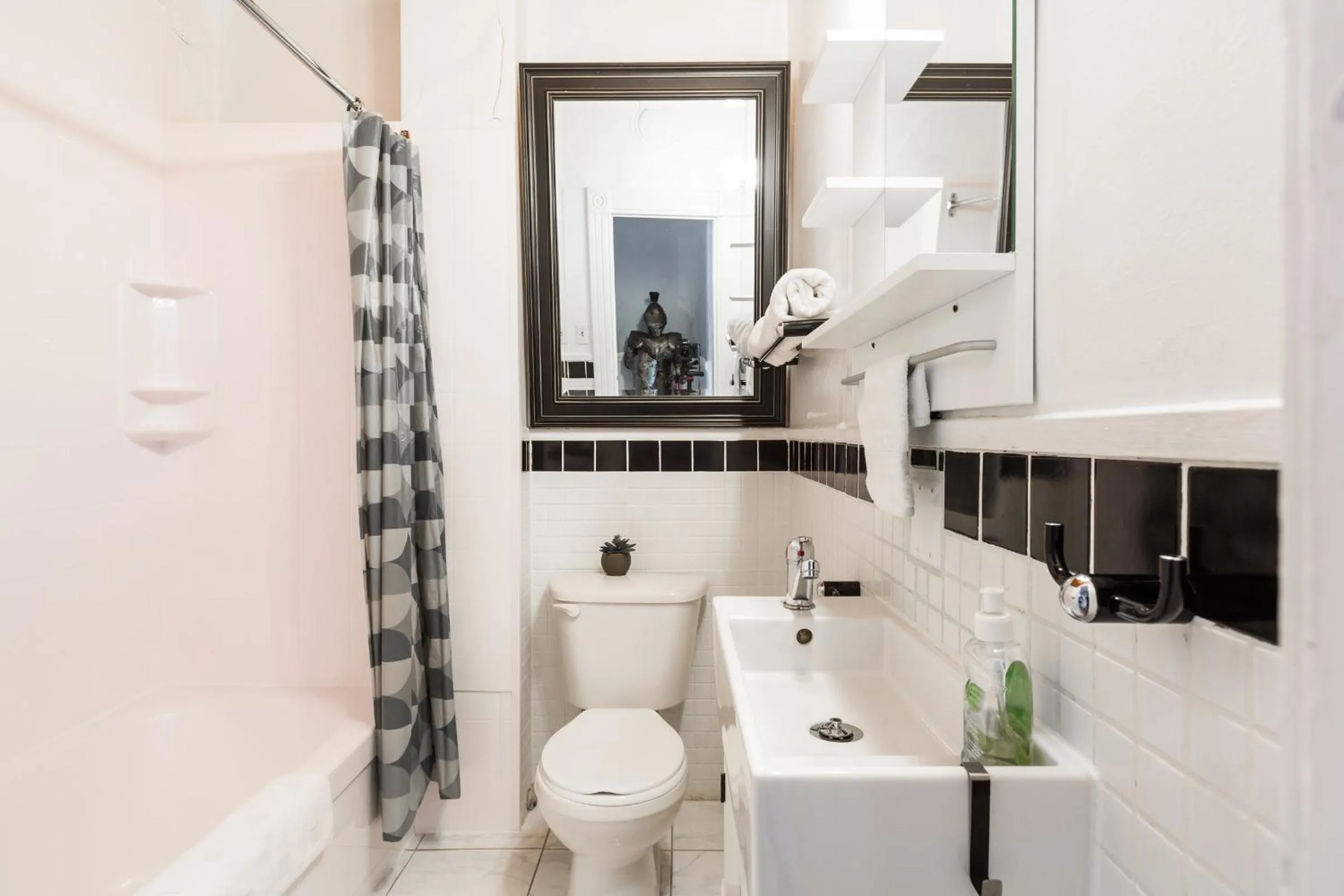 Bathroom in MtlVacationRentals - Appartements Plateau-Mont-Royal