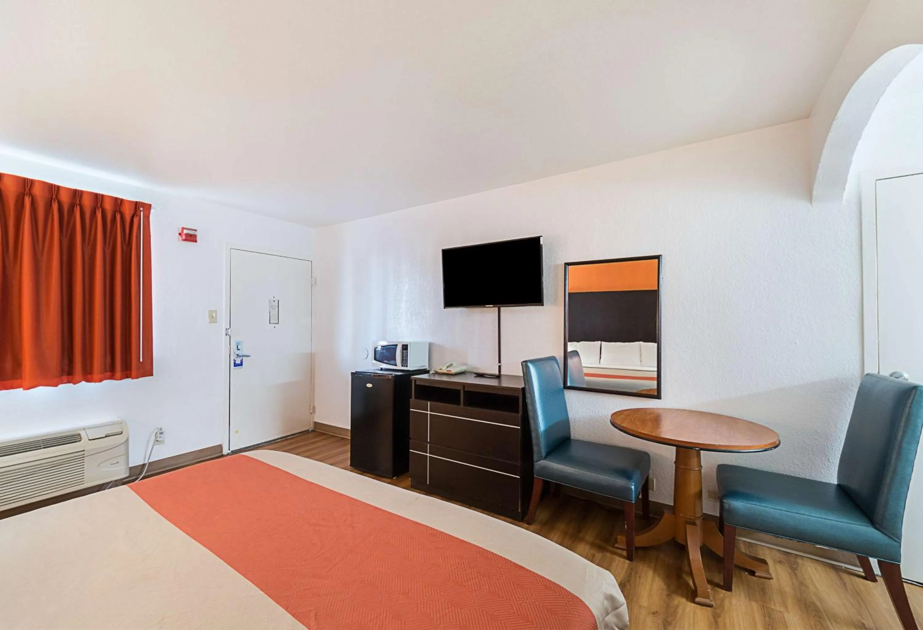 Photo of the whole room, Bed in Motel 6 San Antonio TX I10 West