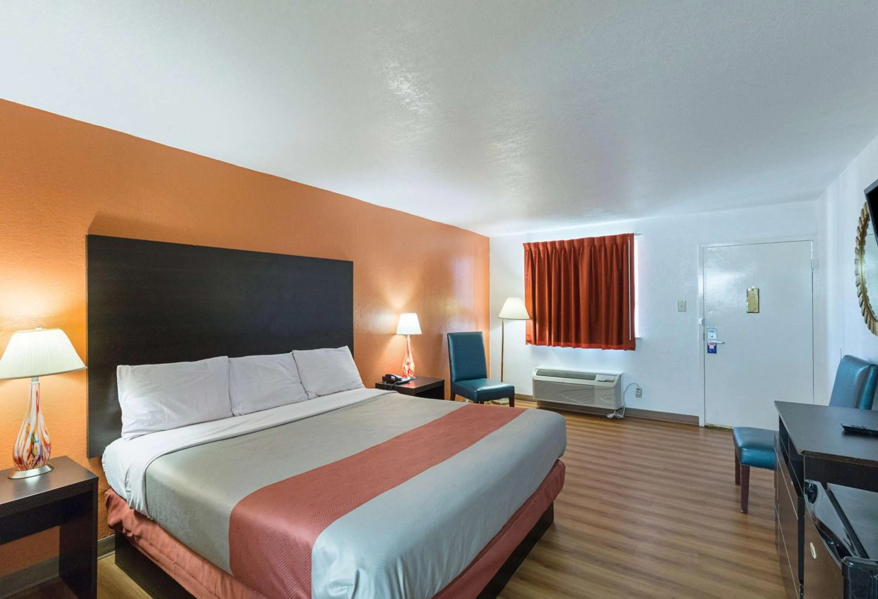 Photo of the whole room, Bed in Motel 6 San Antonio TX I10 West