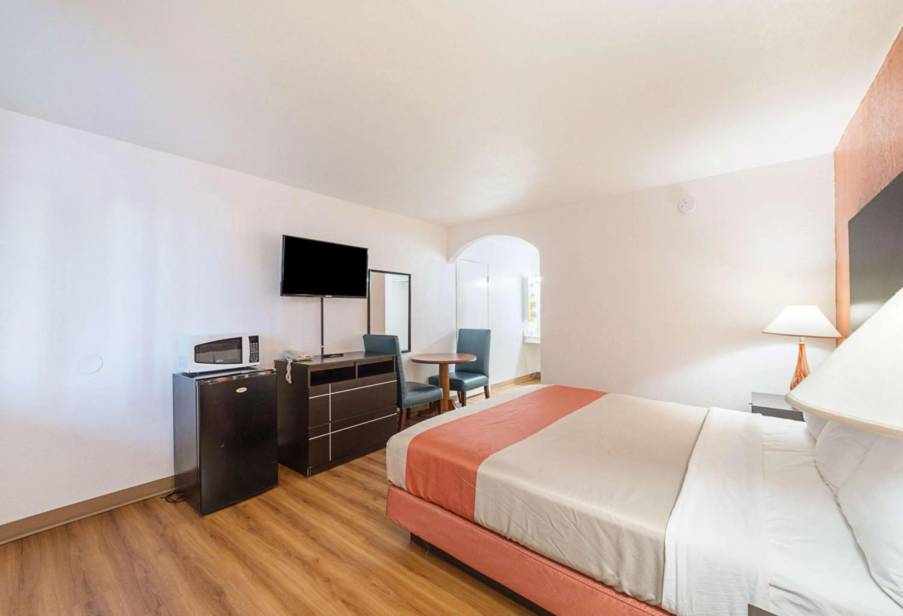 Photo of the whole room, Bed in Motel 6 San Antonio TX I10 West