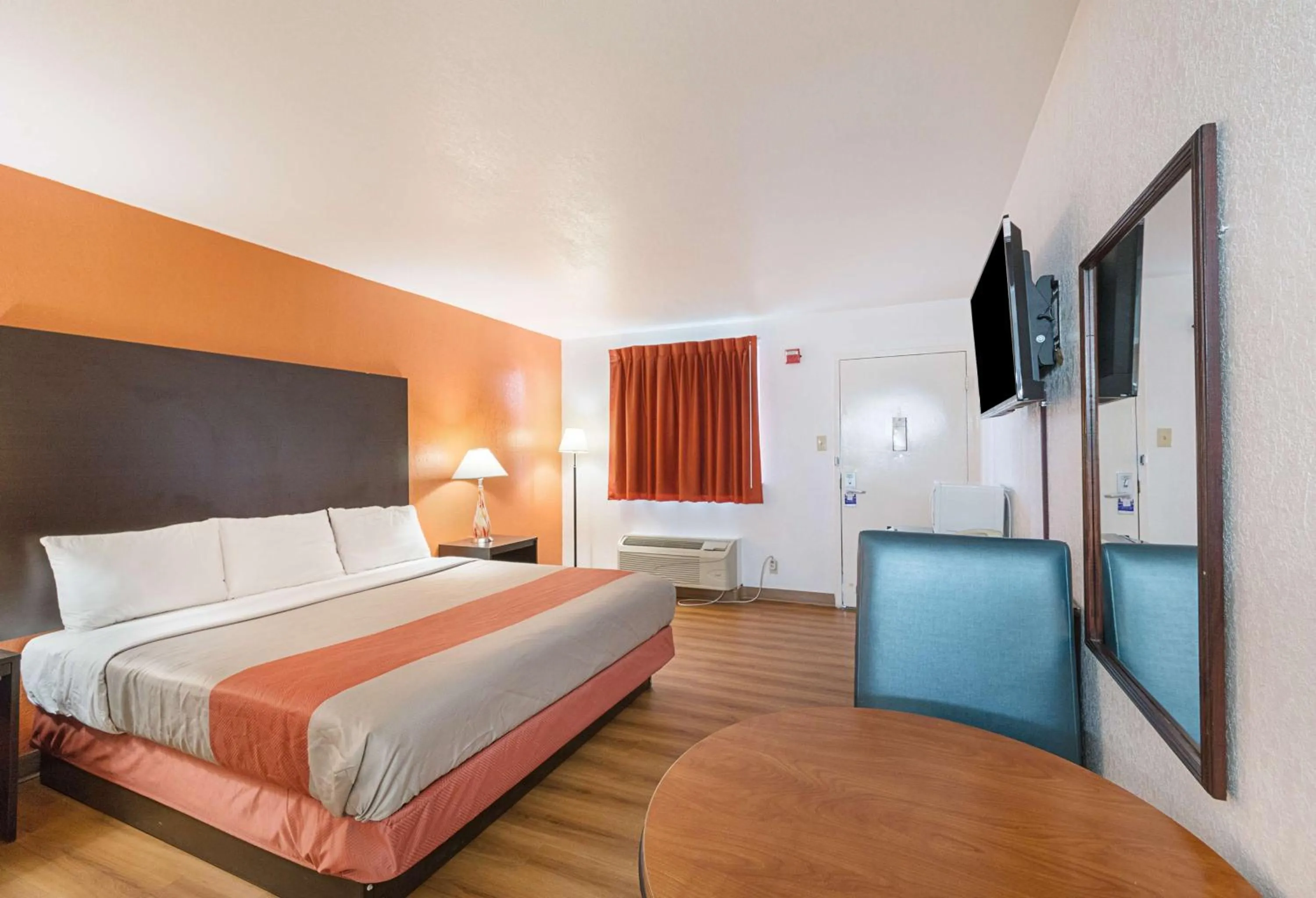 Photo of the whole room, Bed in Motel 6 San Antonio TX I10 West