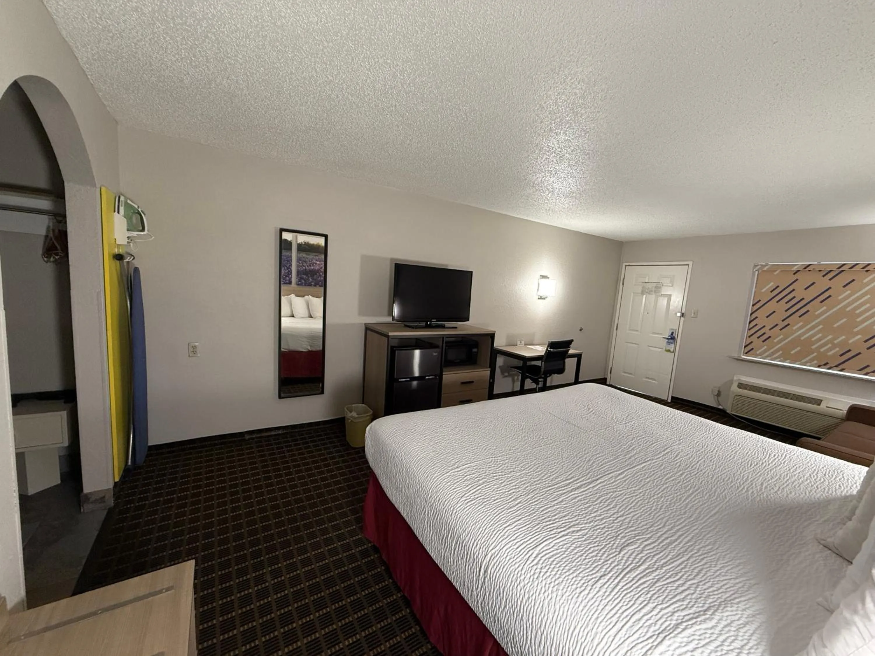 Bed in Days Inn by Wyndham San Antonio Interstate Hwy 35 North