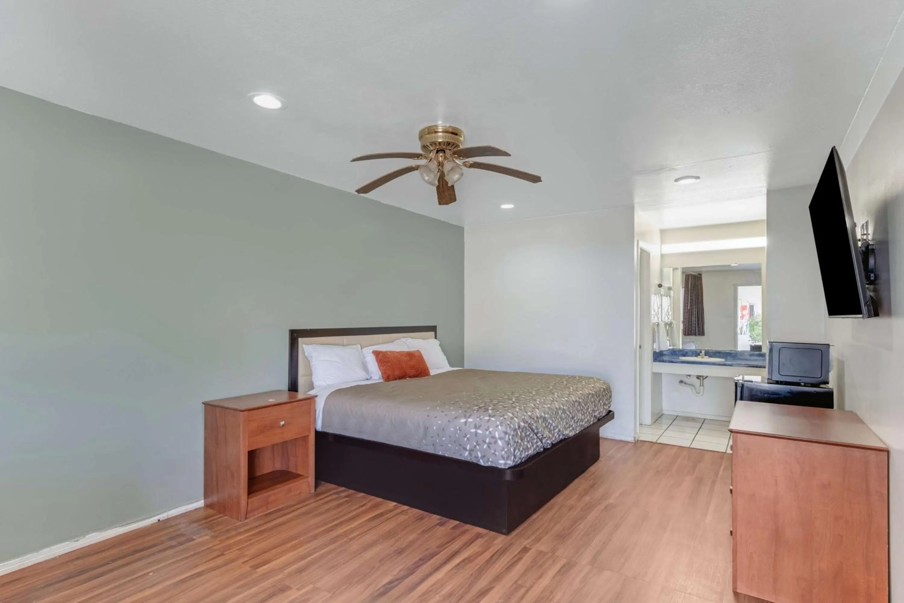 Bedroom, Bed in Americas Best Value Inn San Antonio Downtown Riverwalk