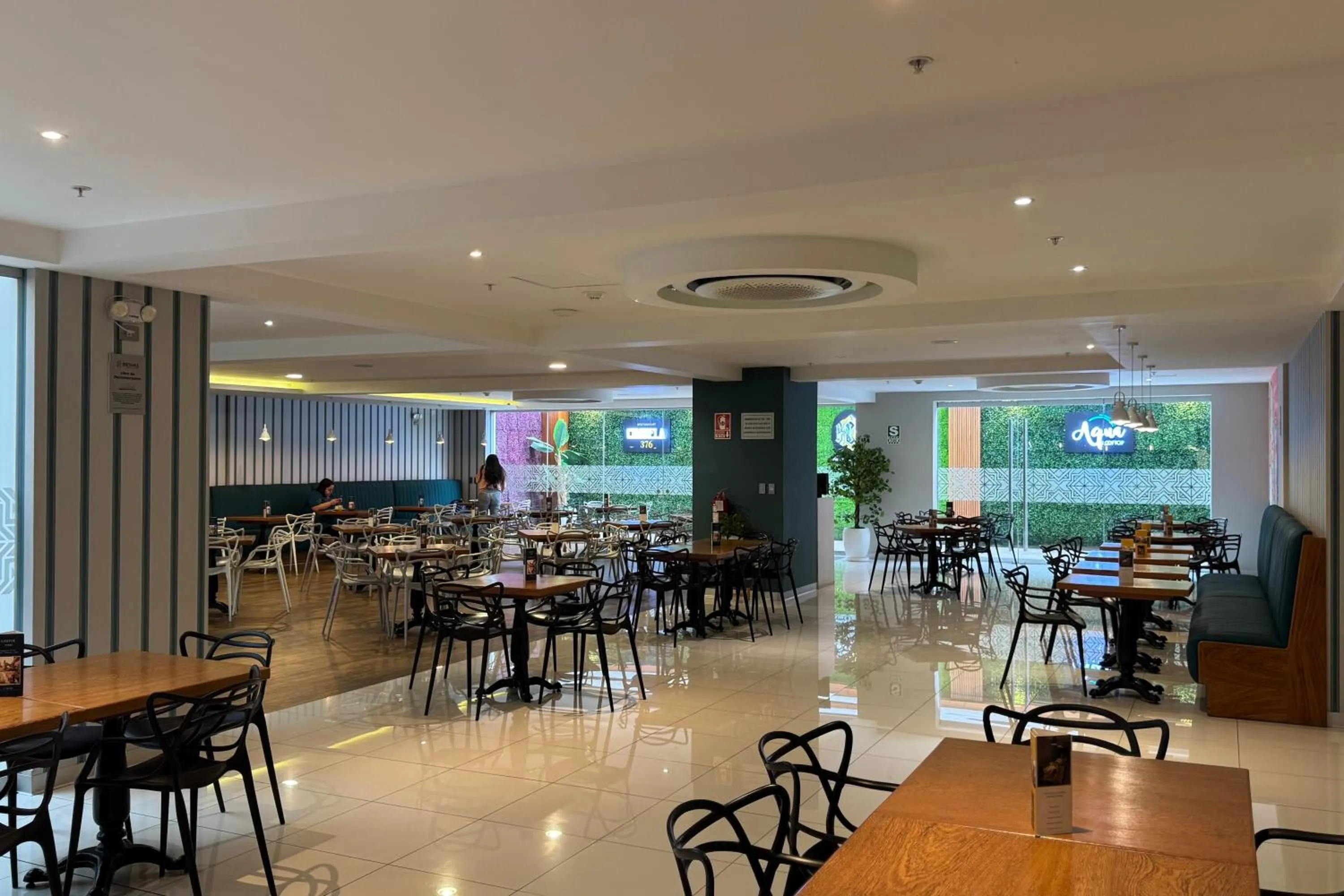 Restaurant/places to eat in Hotel Britania Crystal Collection