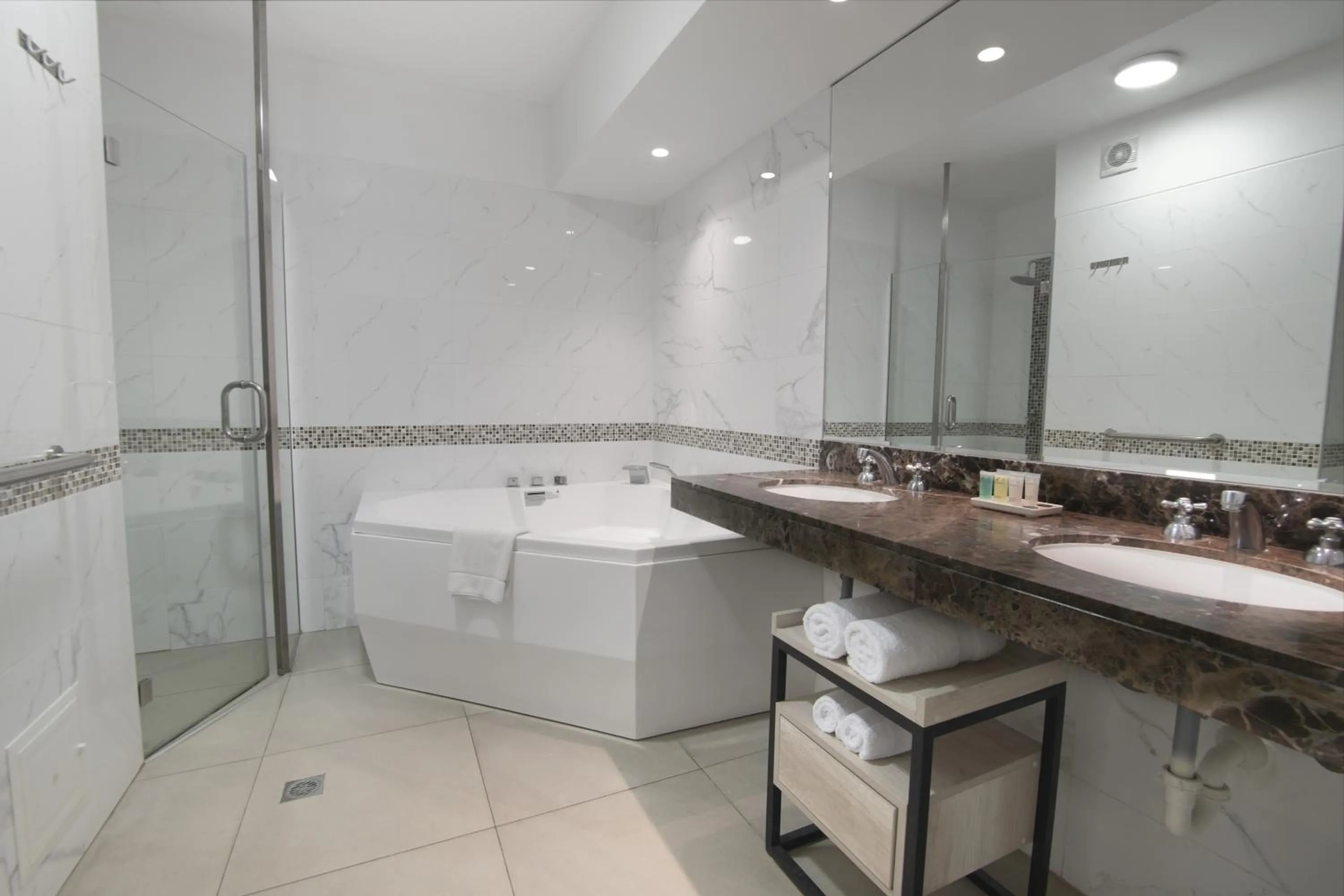 Shower in Hotel Britania Crystal Collection