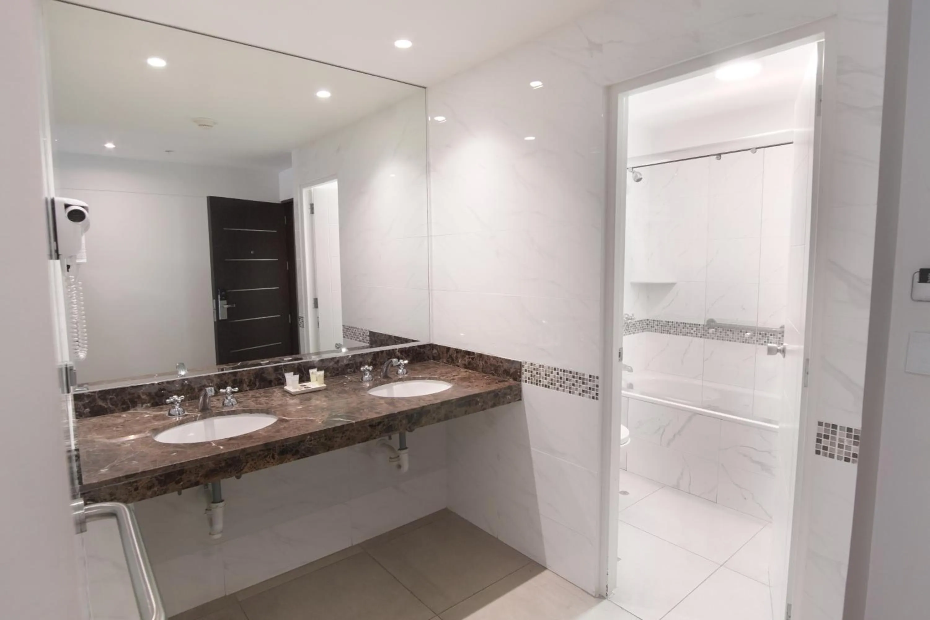 Shower in Hotel Britania Crystal Collection