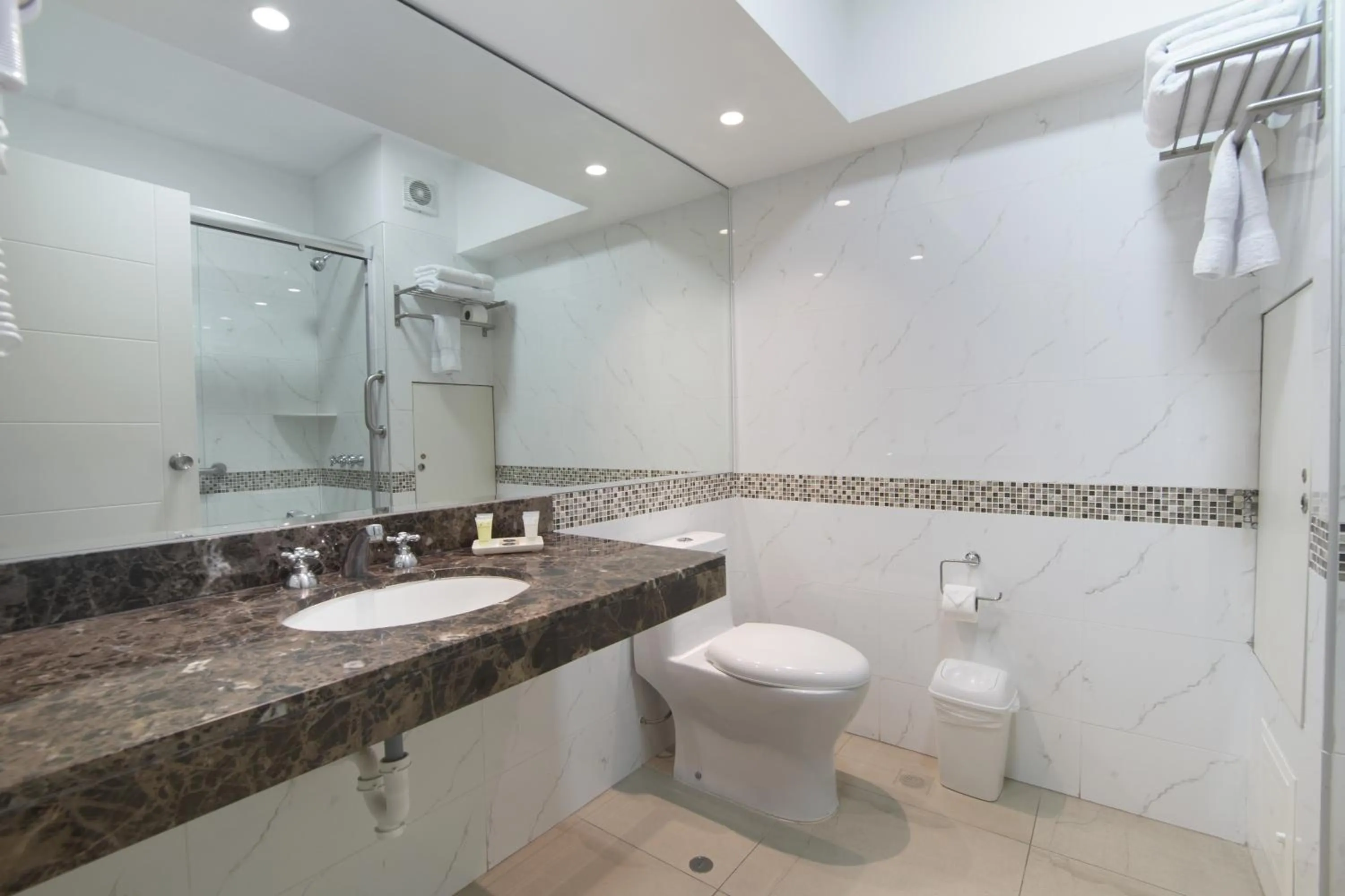 Shower in Hotel Britania Crystal Collection