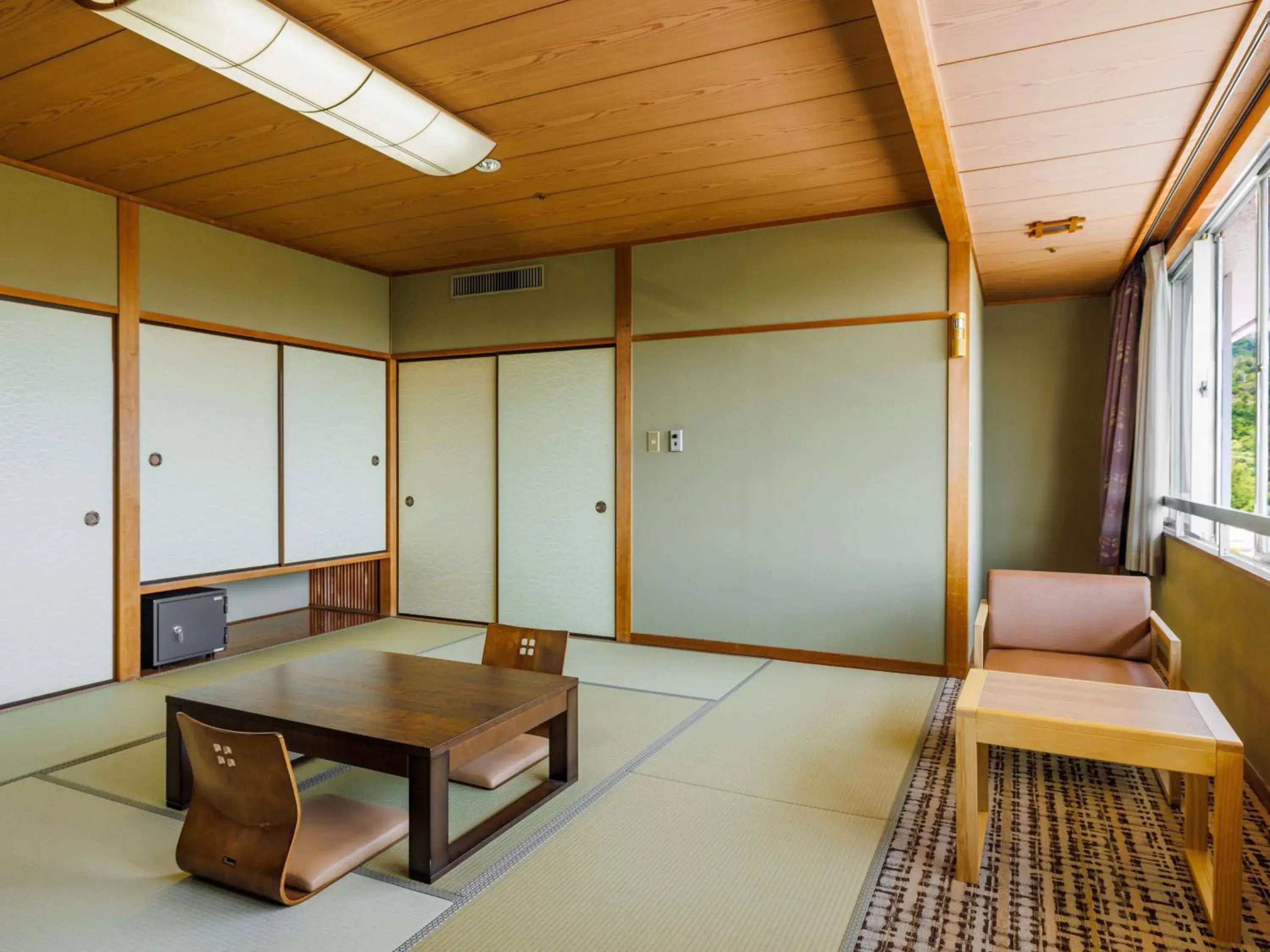 Japanese-style Room with 10 Tatami (MAX 5 Adults) in KAMENOI HOTEL Yamato Heguri Japanese-style Room with 10 Tatami (MAX 5 Adults) in KAMENOI HOTEL Yamato Heguri
