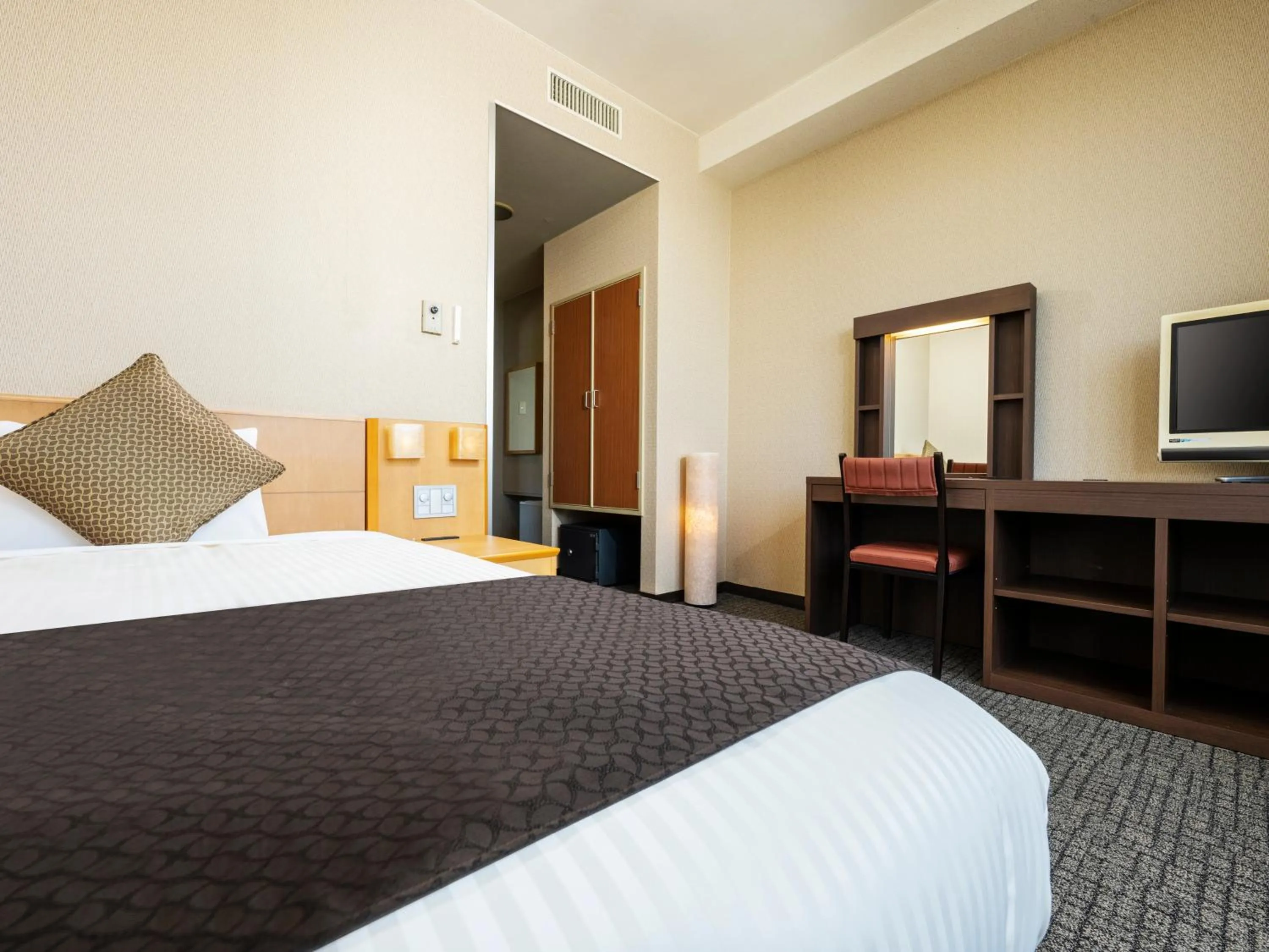 Photo of the whole room, Bed in KAMENOI HOTEL Yamato Heguri