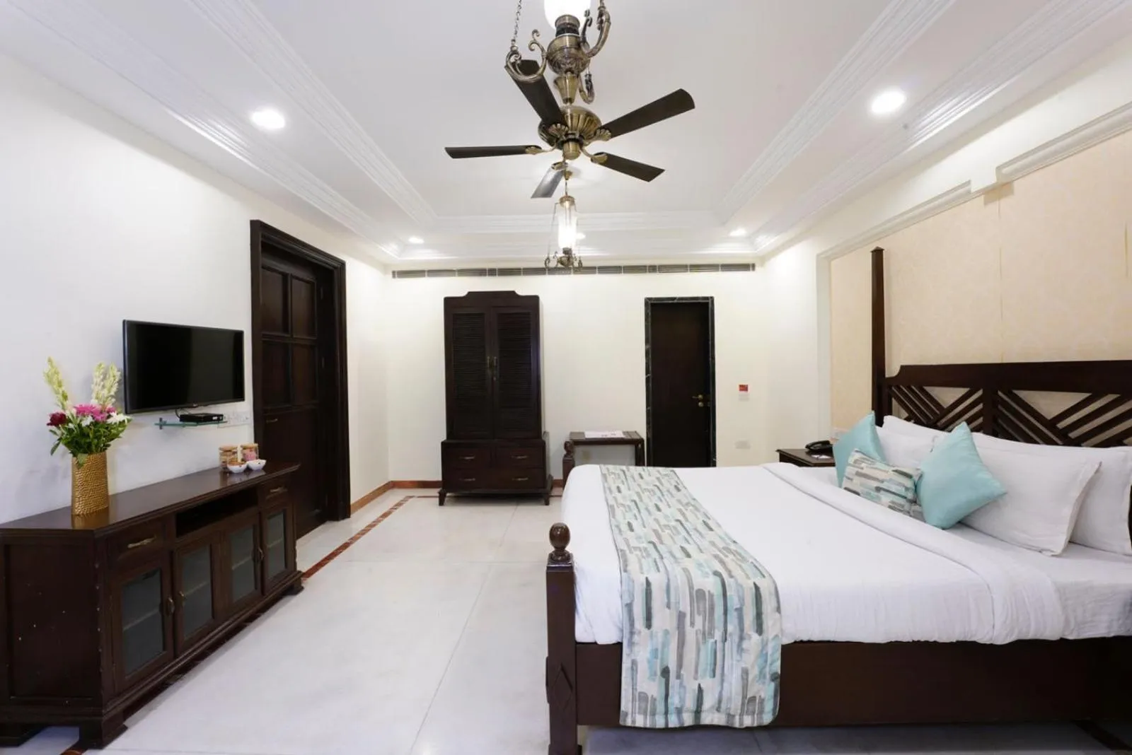 Bedroom, Bed in Shree Vallabh Vilas Lords Plaza Nathdwara - Pure Veg