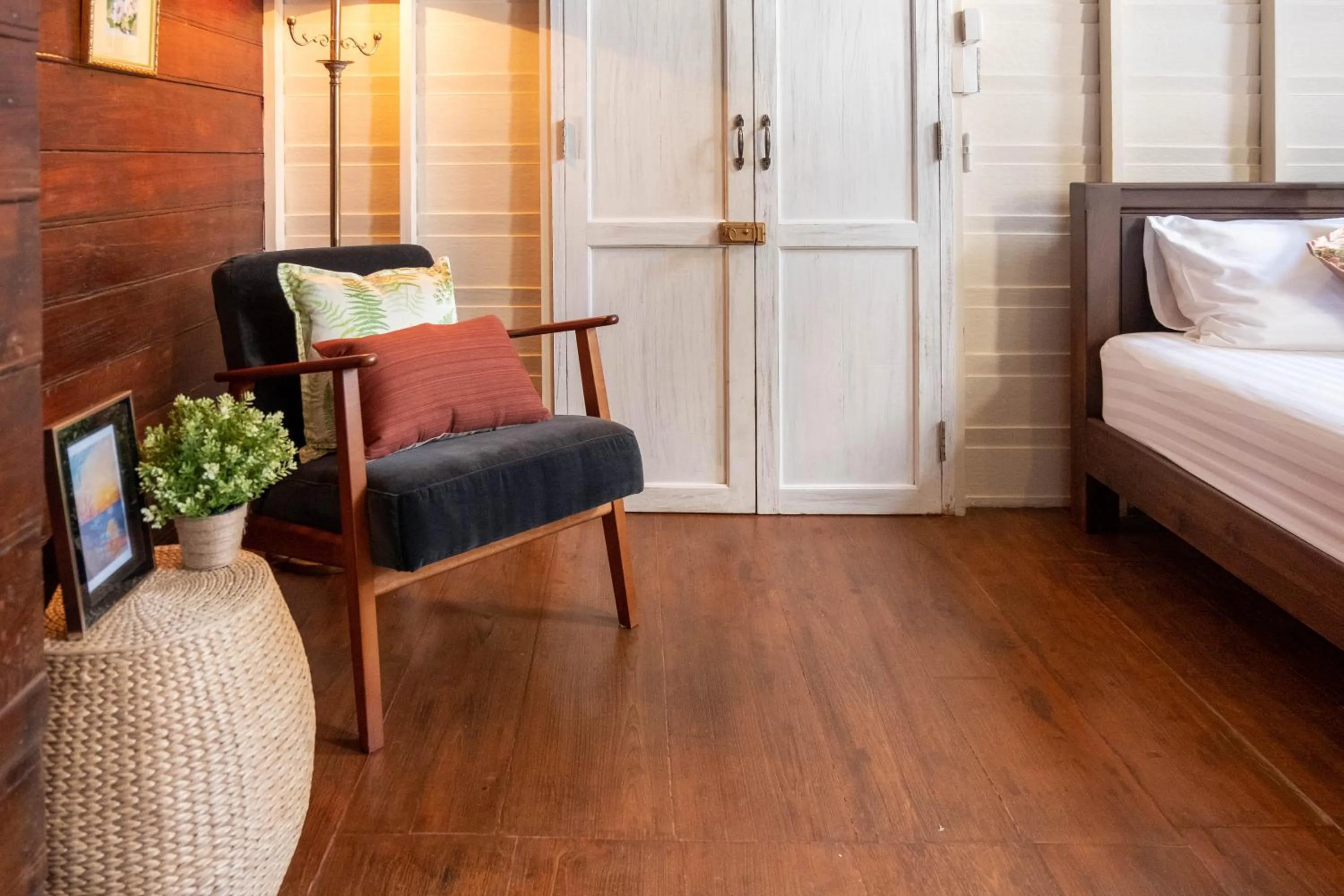 Seating area, Bed in Baan Suan Krung Kao