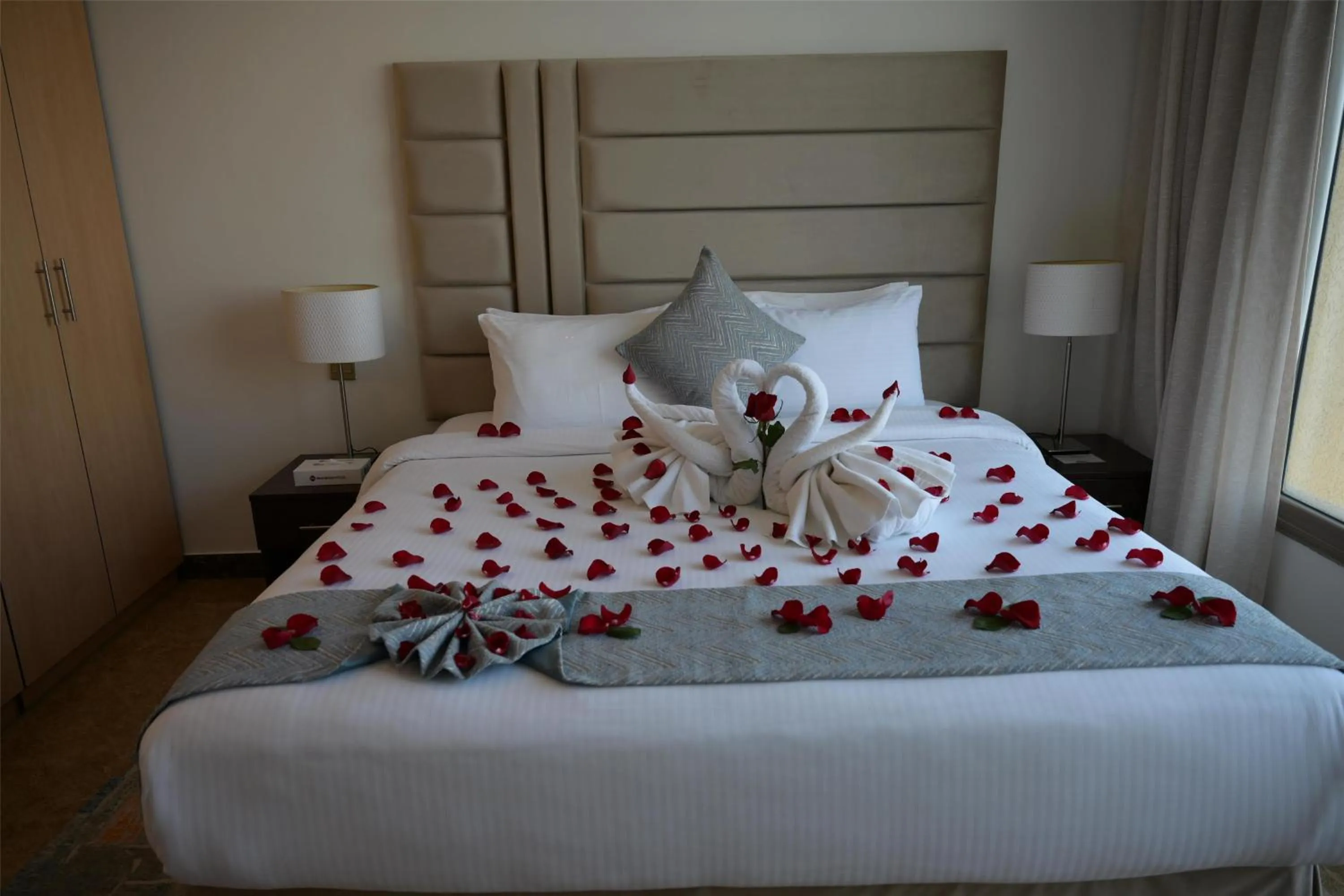 Kitchen or kitchenette, Bed in Best Western Plus Mahboula