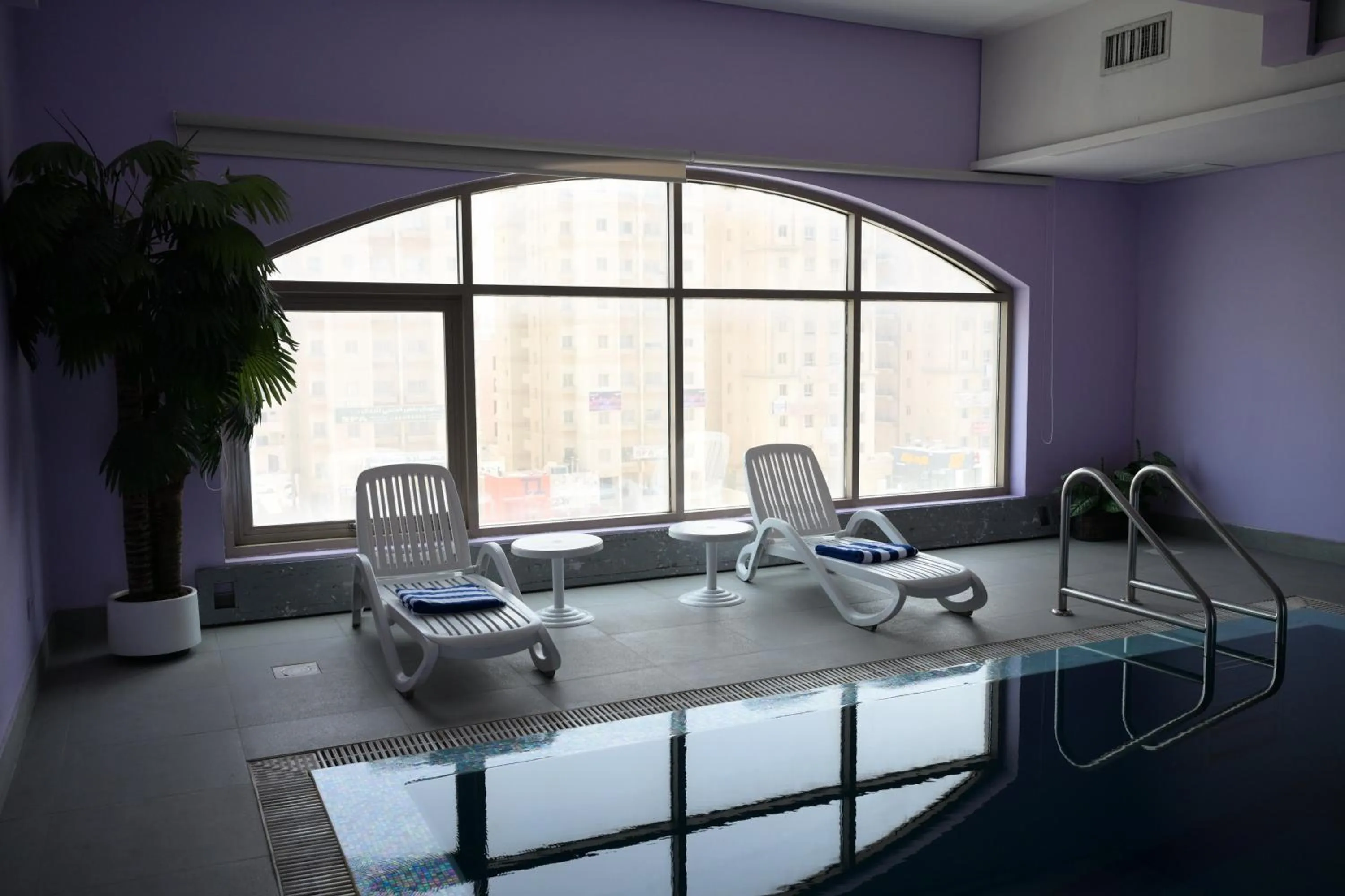 Swimming pool in Best Western Plus Mahboula