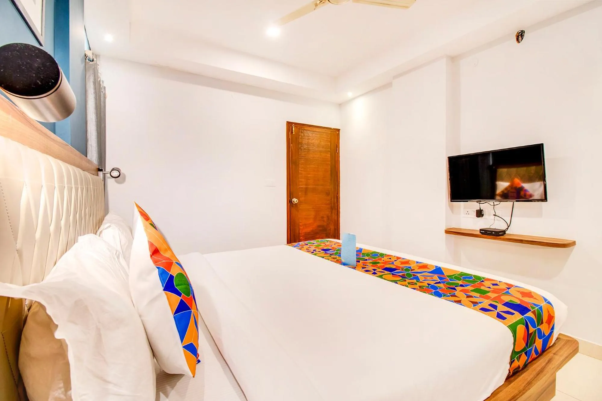 TV and multimedia, Bed in Hotel The Sun Suites - Yelahanka
