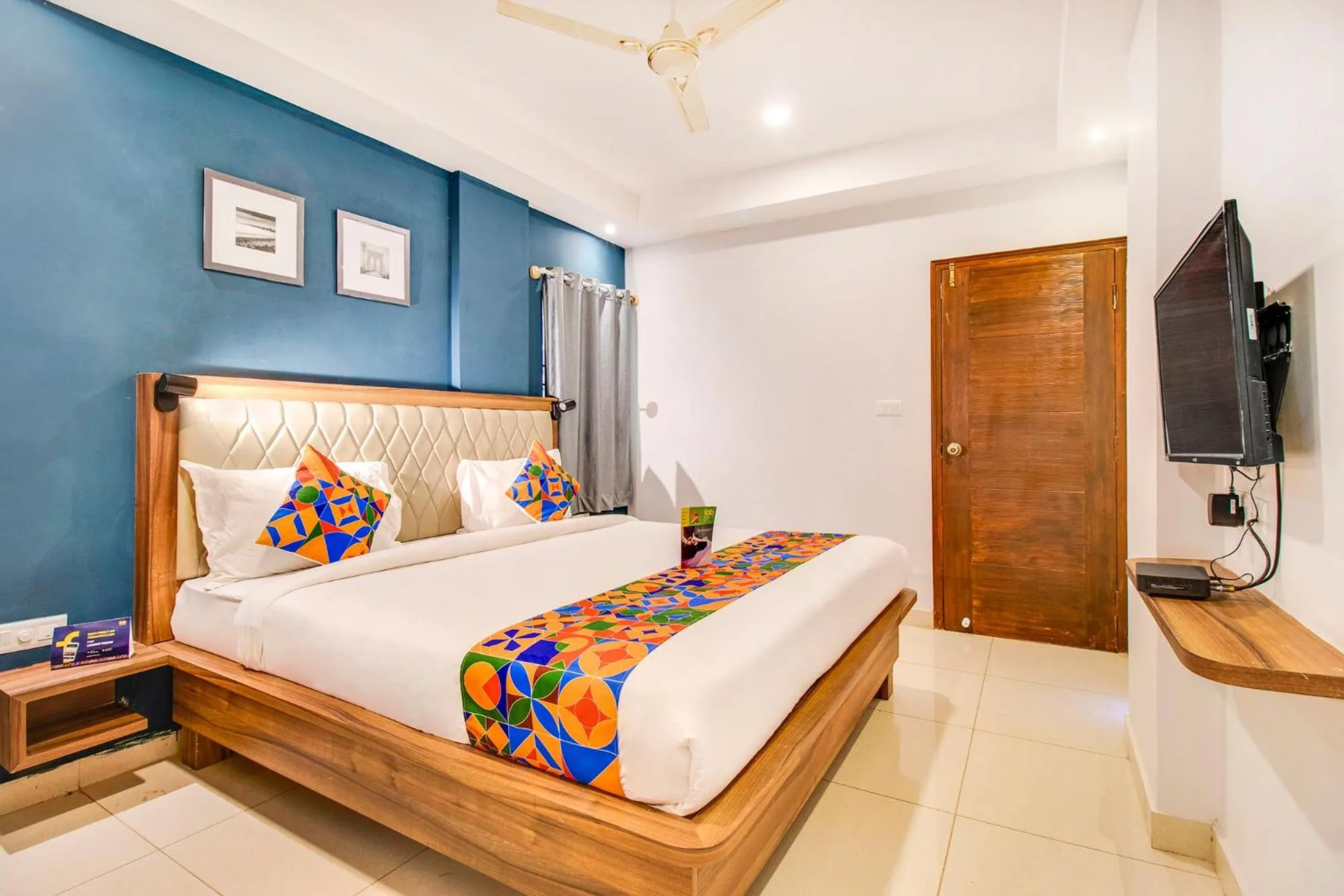 TV and multimedia, Bed in Hotel The Sun Suites - Yelahanka