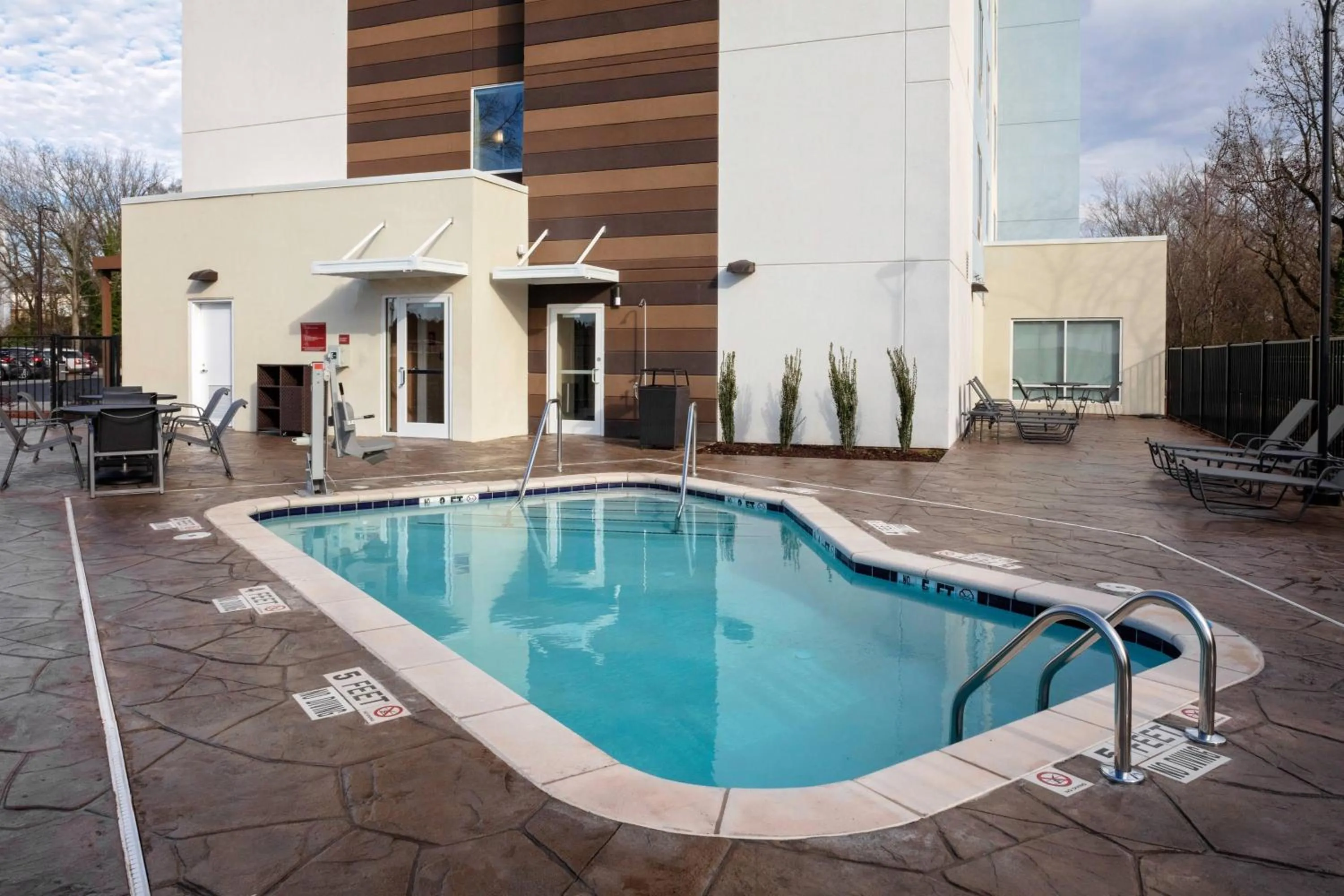 Swimming pool in TownePlace Suites by Marriott Gainesville