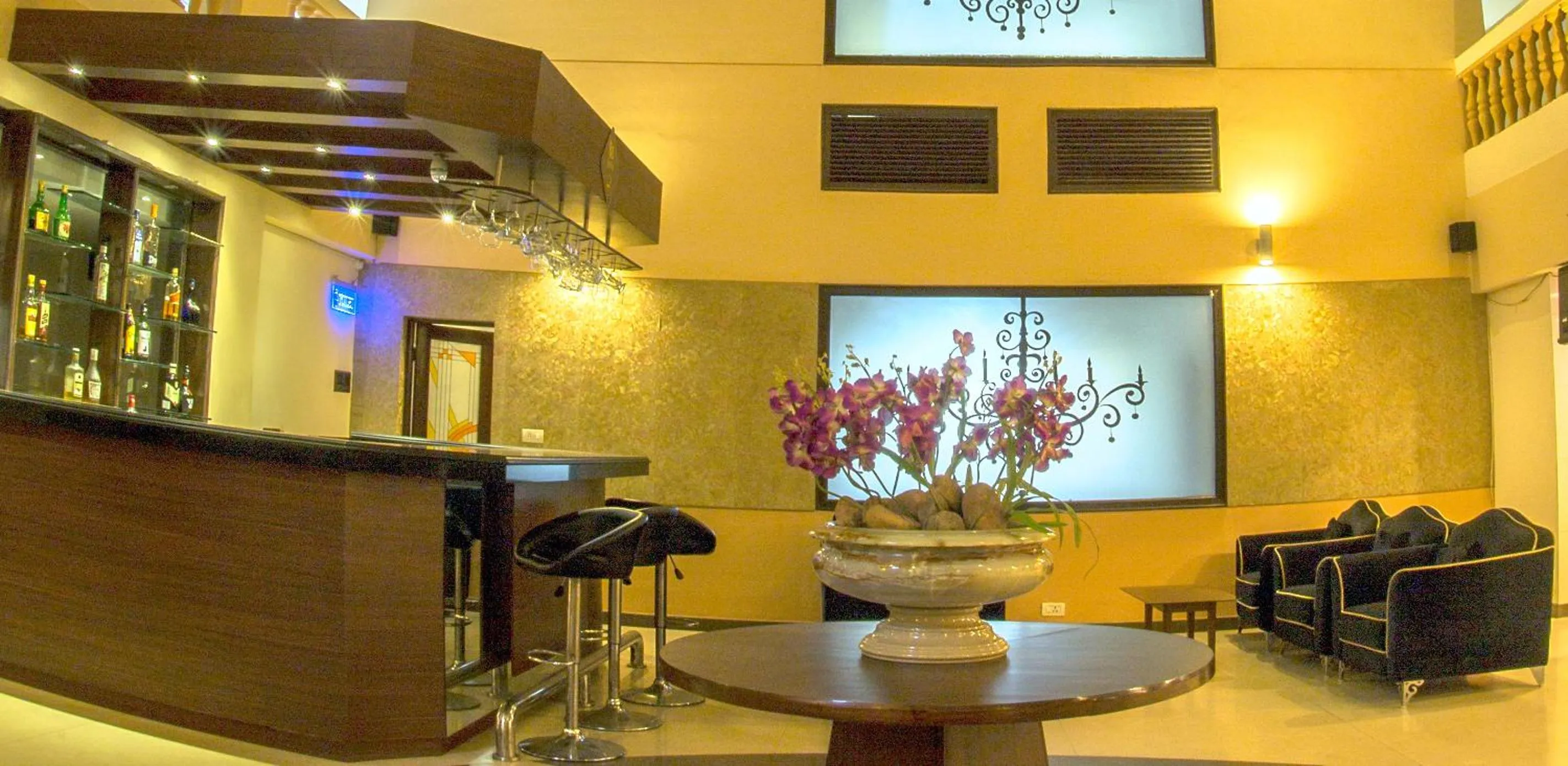 Lounge or bar in The Queeny