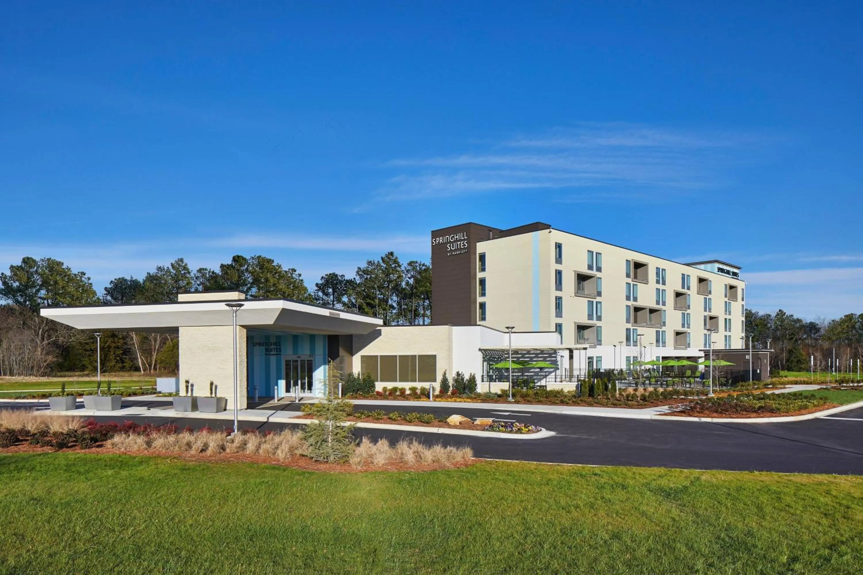 Property building in SpringHill Suites by Marriott Charlotte at Carowinds
