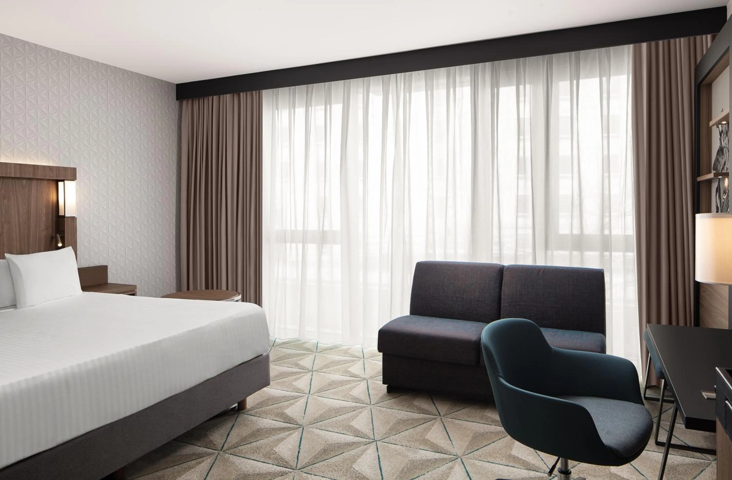 Shower, Bed in Courtyard by Marriott Paris Porte de Versailles