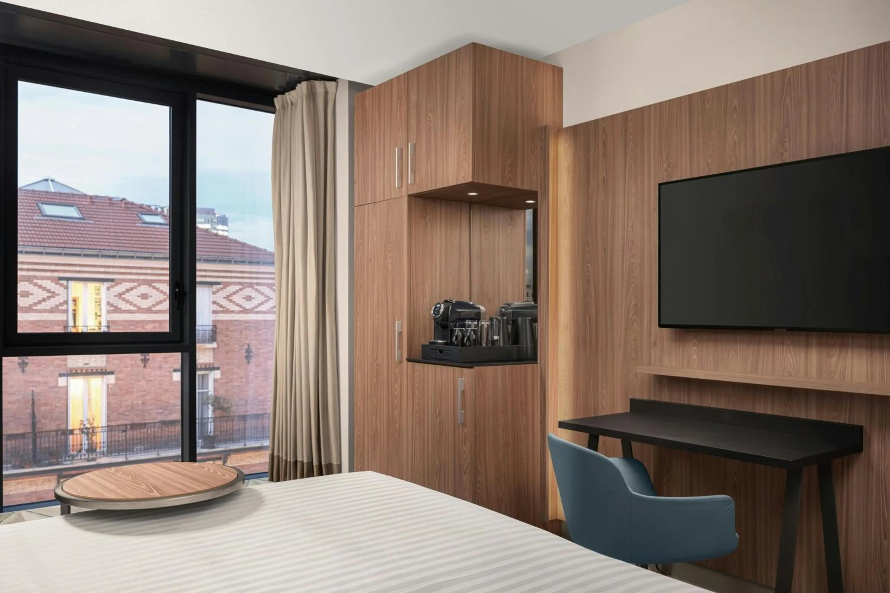 Photo of the whole room, Bed in Courtyard by Marriott Paris Porte de Versailles