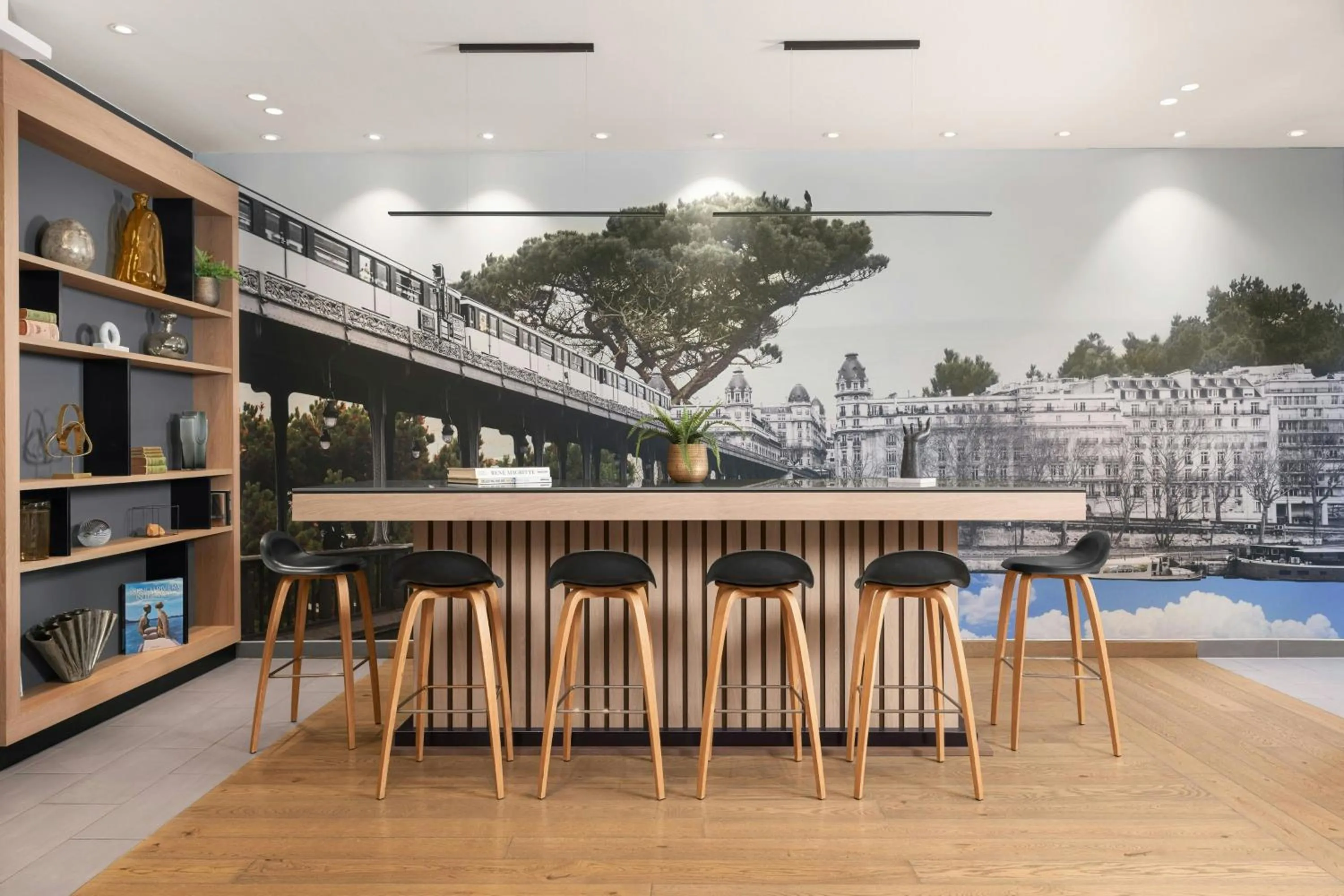 Lounge or bar in Courtyard by Marriott Paris Porte de Versailles