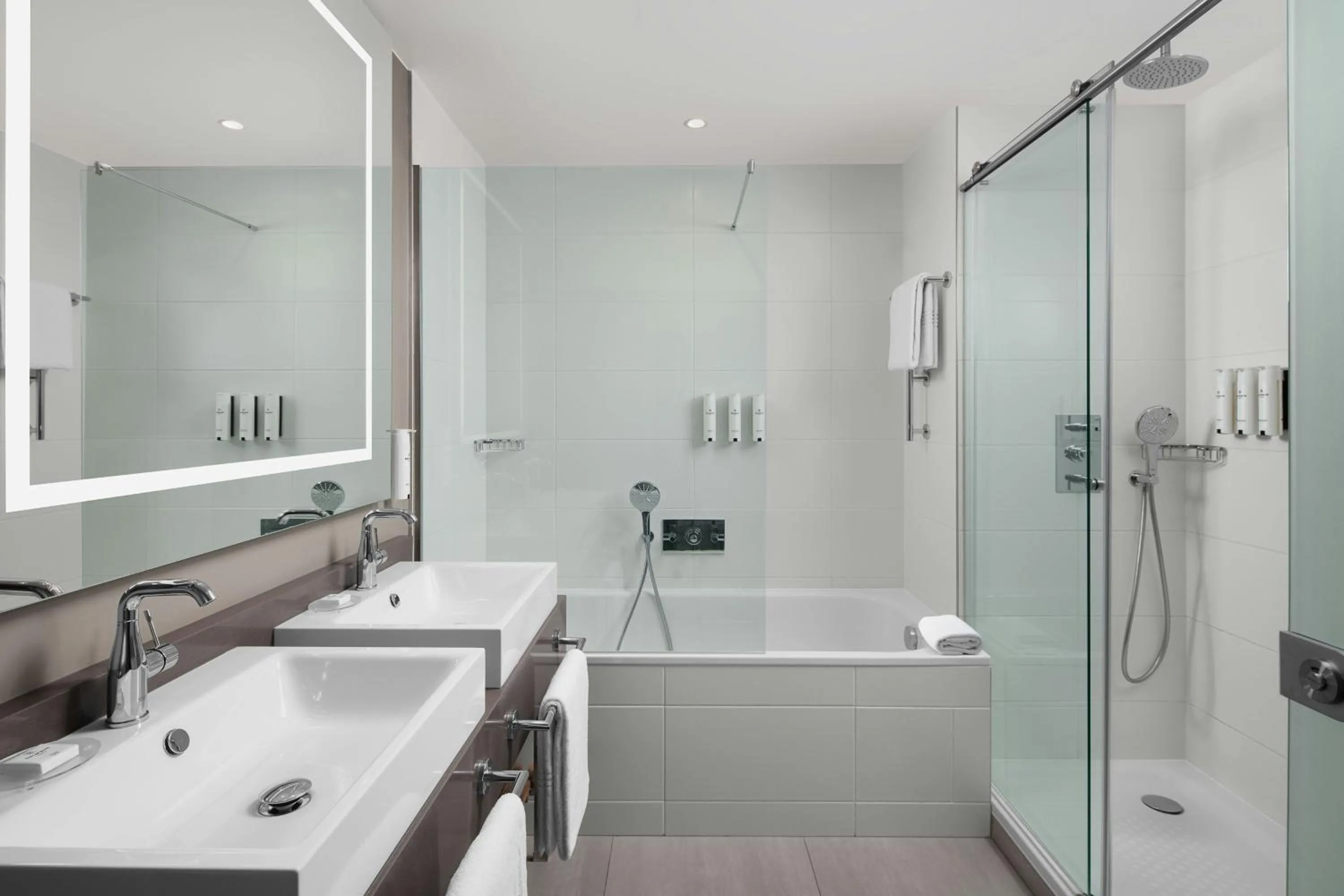 Bathroom in Courtyard by Marriott Paris Porte de Versailles