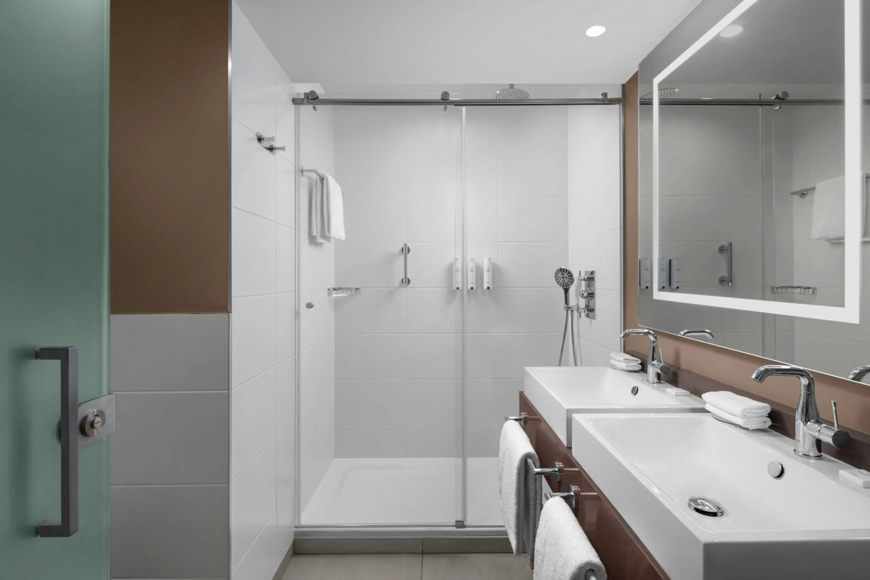 Photo of the whole room in Courtyard by Marriott Paris Porte de Versailles