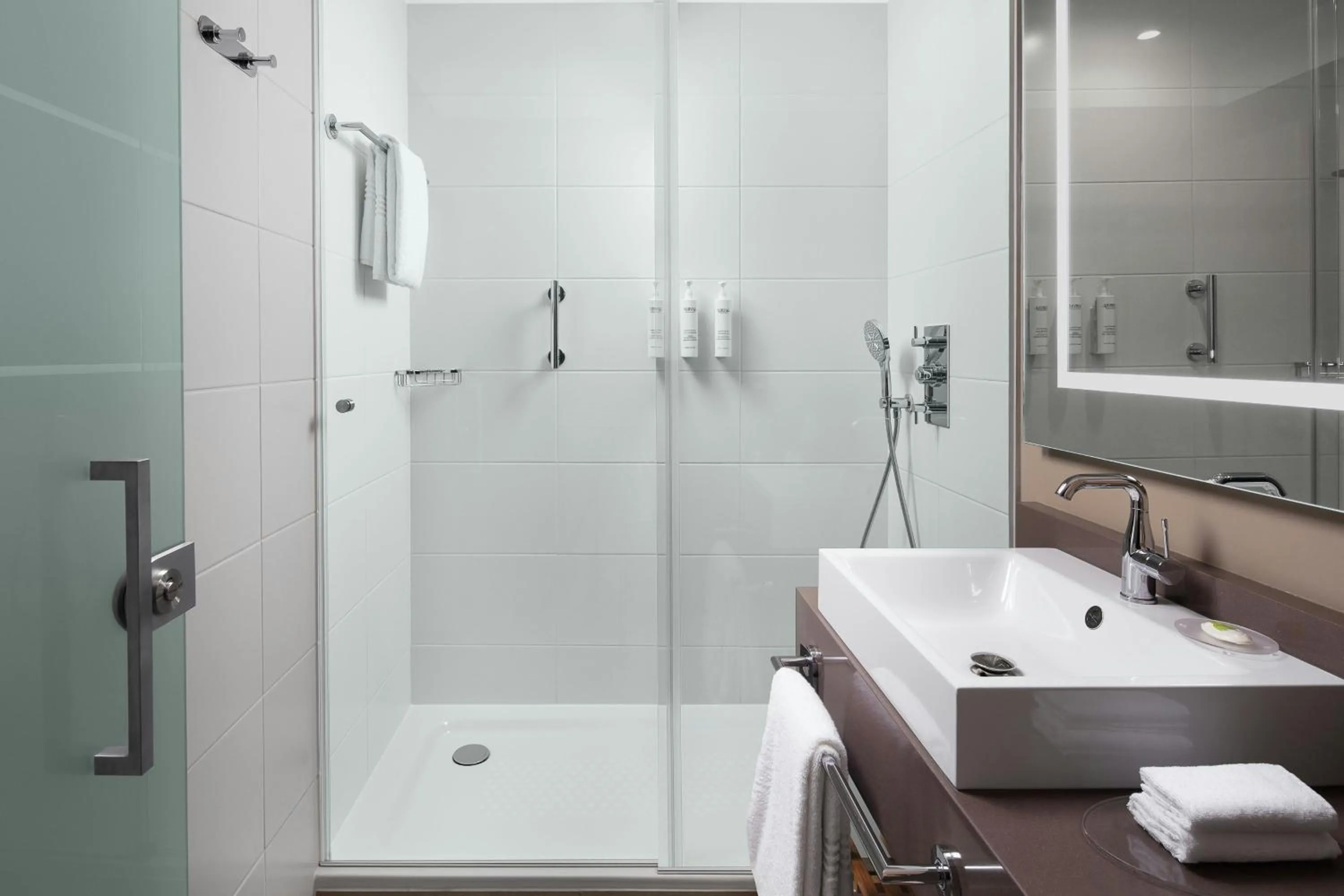 Photo of the whole room in Courtyard by Marriott Paris Porte de Versailles