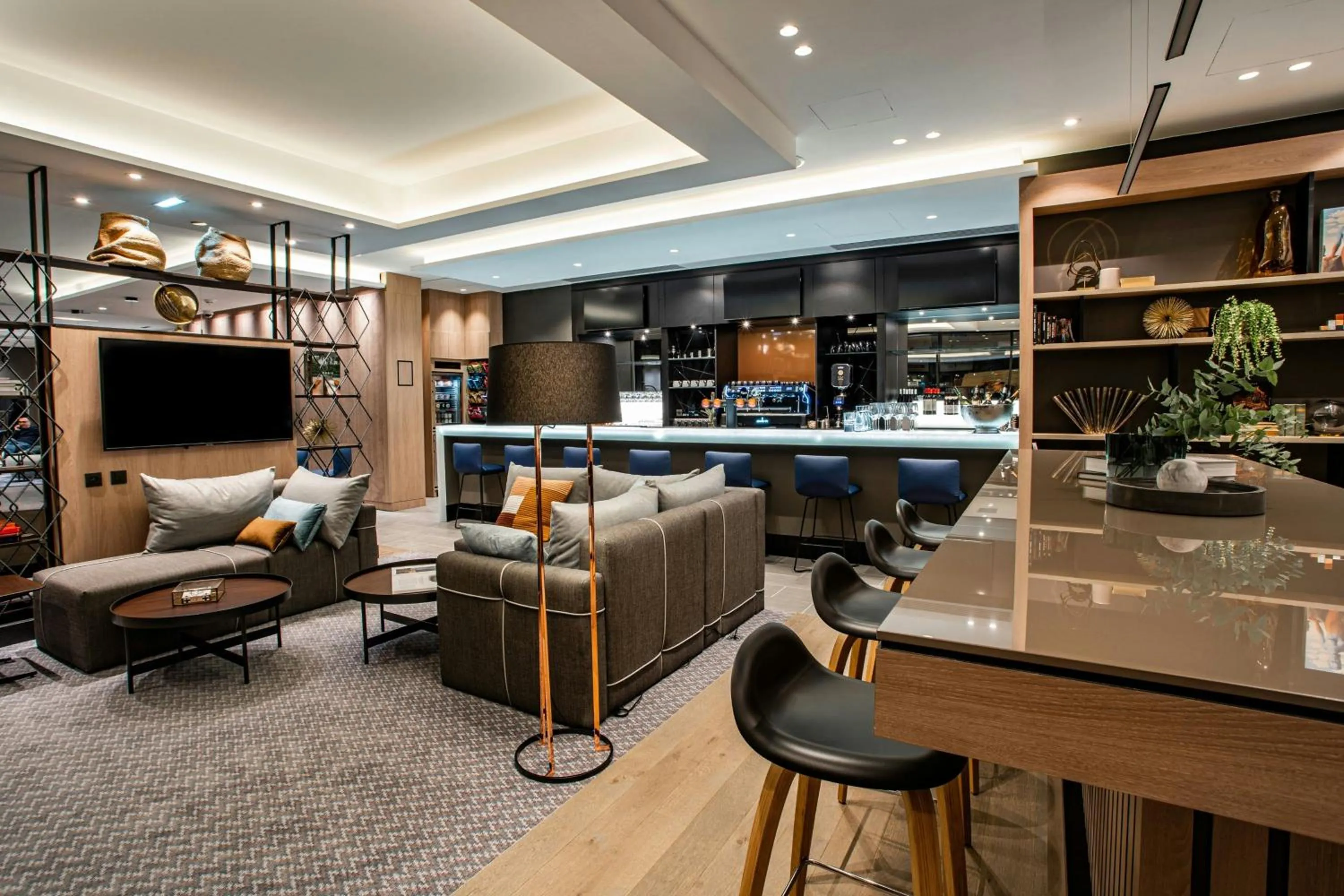 Lounge or bar in Courtyard by Marriott Paris Porte de Versailles