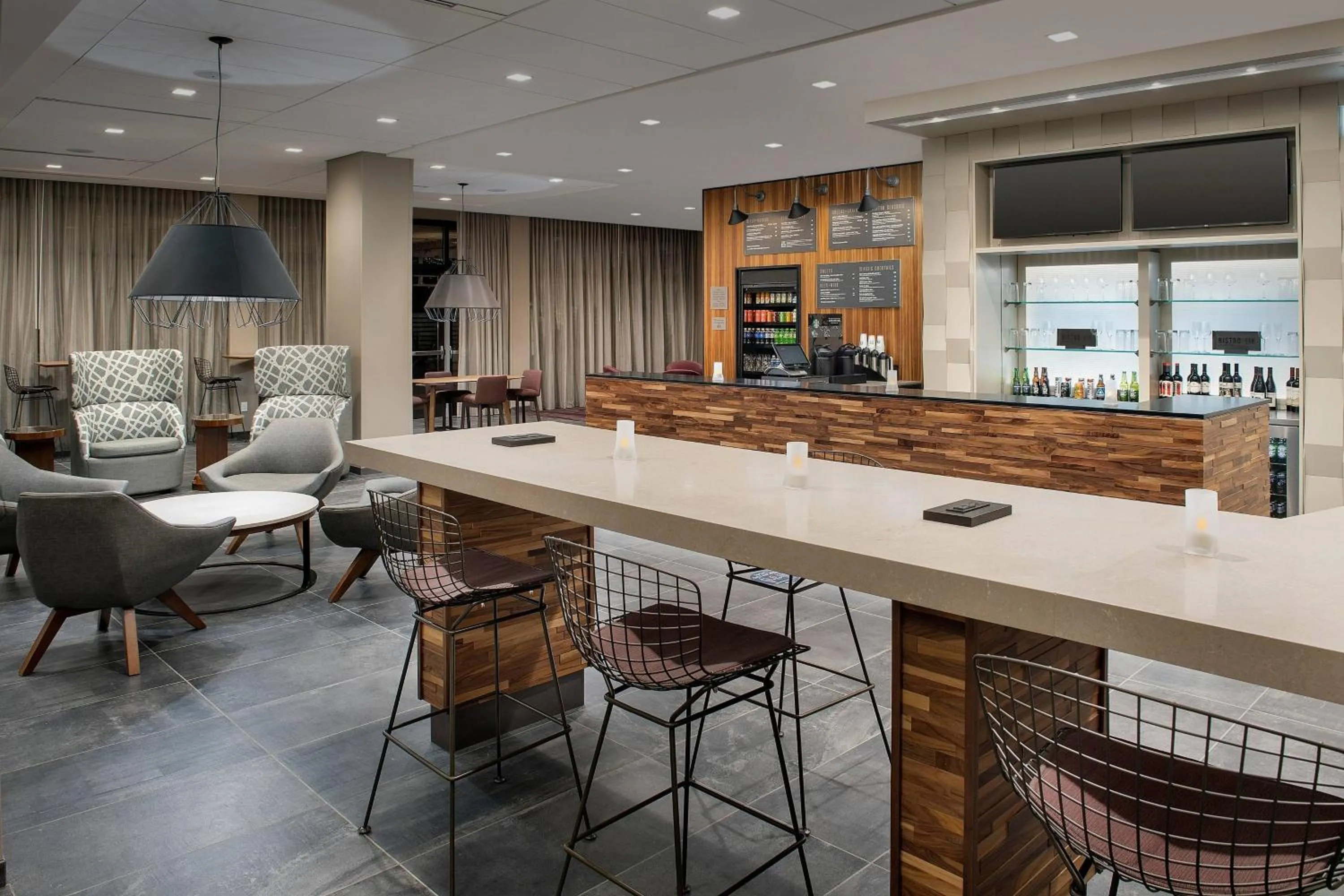 Lounge or bar in Courtyard Portland East