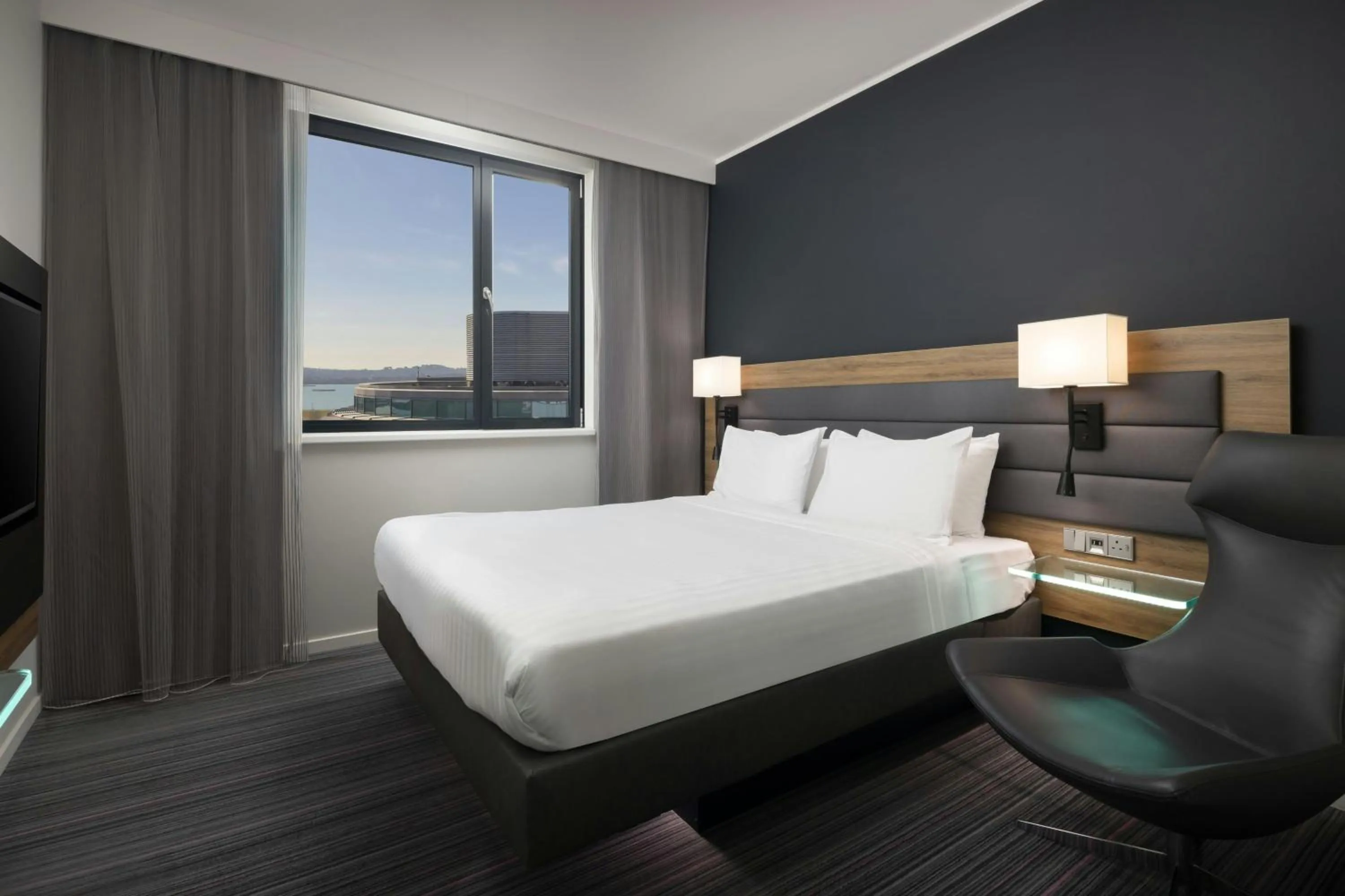 Photo of the whole room, Bed in Moxy Southampton