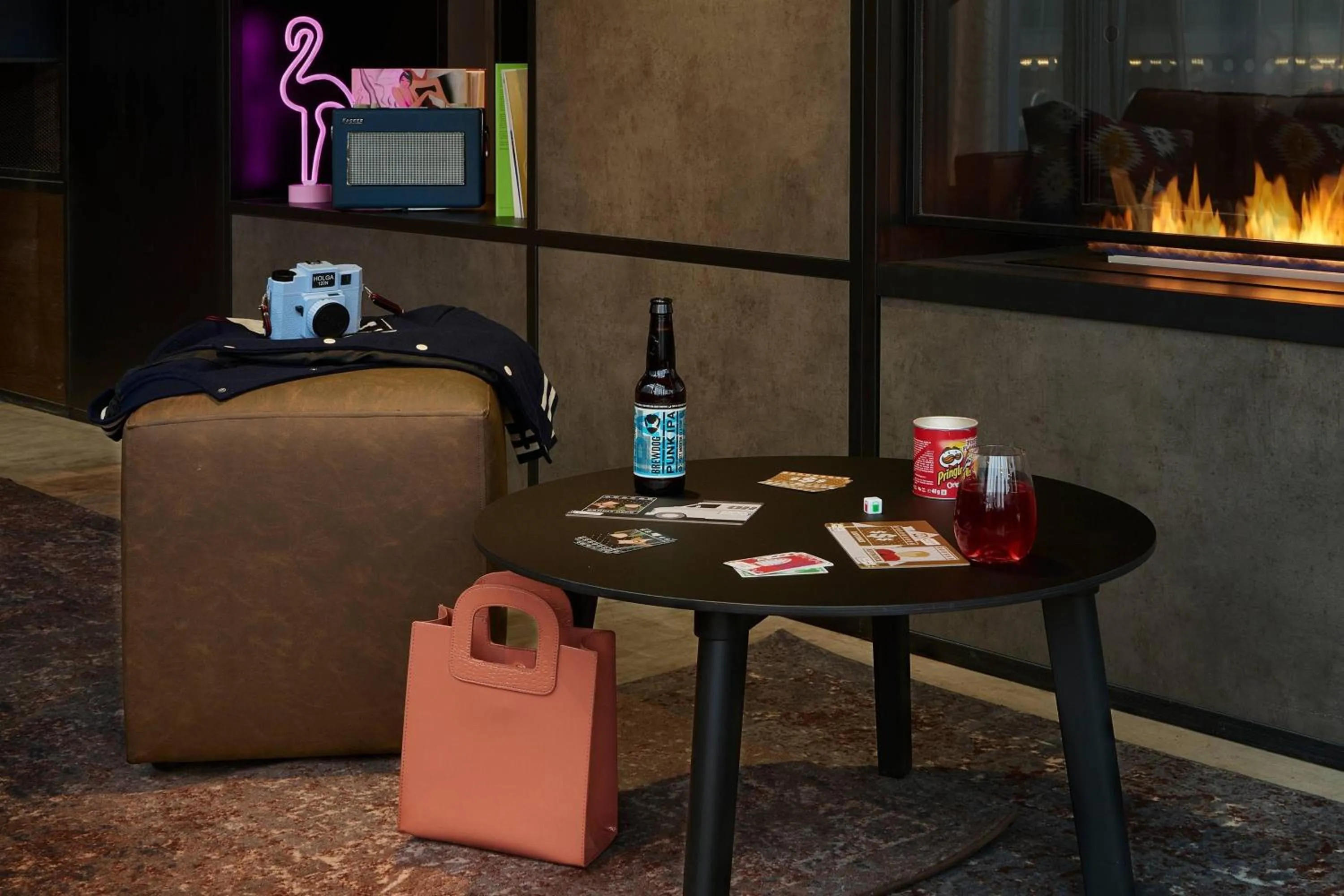 Living room in Moxy Southampton