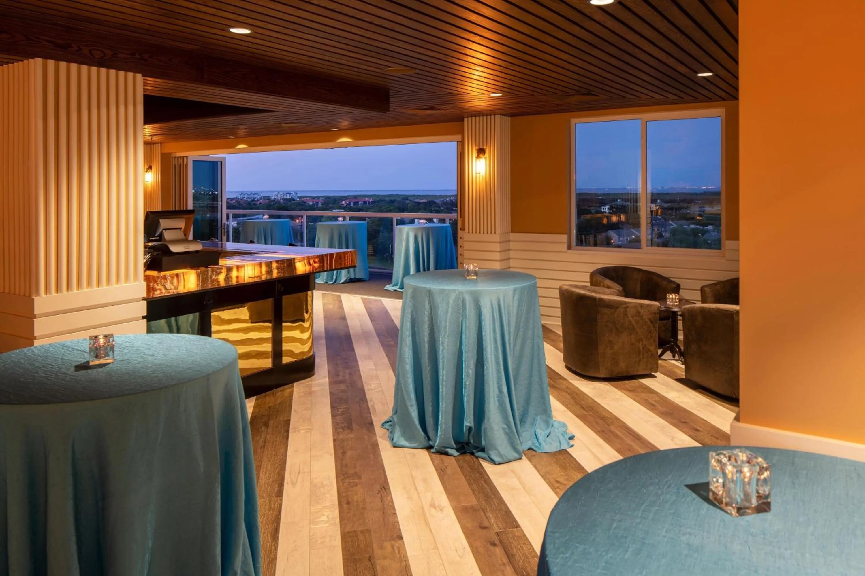 Lounge or bar in The Karol Hotel, St. Petersburg Clearwater, a Tribute Portfolio Hotel