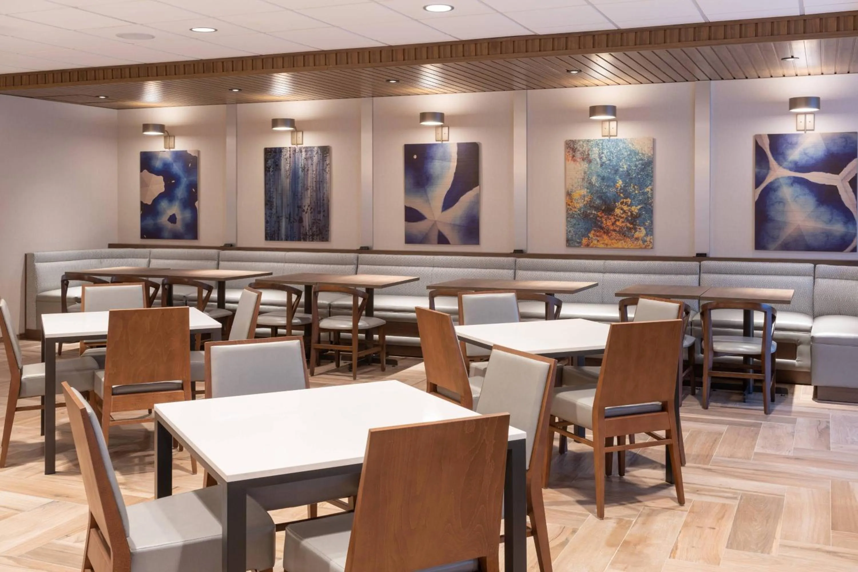 Breakfast in Fairfield Inn & Suites Vero Beach